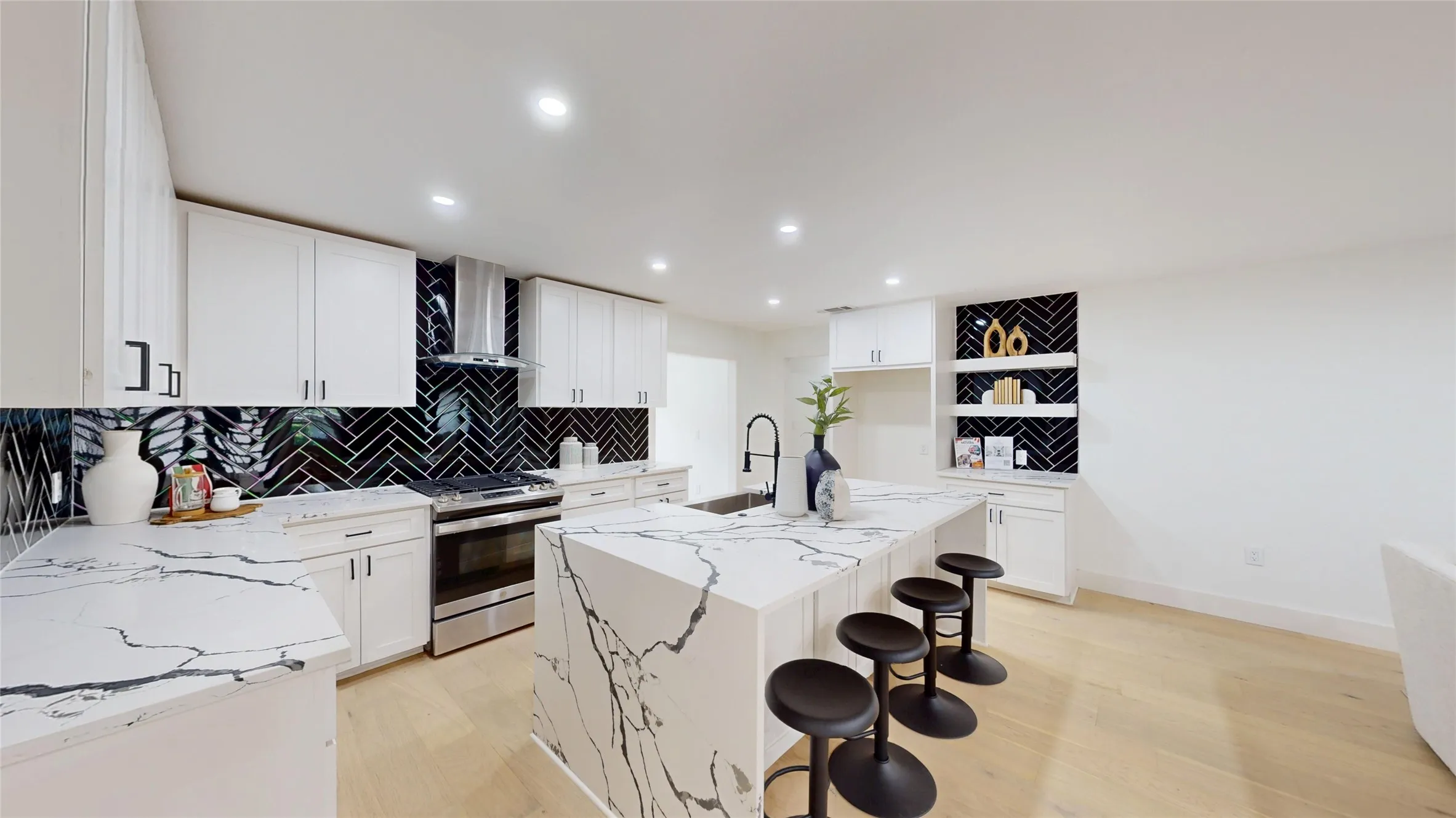 Single Family Residence For Sale in Dallas County , 7126 Edgerton Drive, Dallas, Texas 75231, 4 Bedroom, 4 Bathroom, Garage spaces, 2,570 Sqft, built in 1955, Preowned, mls#20990332, Real Estate Agent in Dallas, Homes For Sale in Dallas county, Homes For Sale in Dallas, Realtor in Dallas Texas, Real Estate Brokerage Independent Realty Texas, Luminita Cordes Realtor