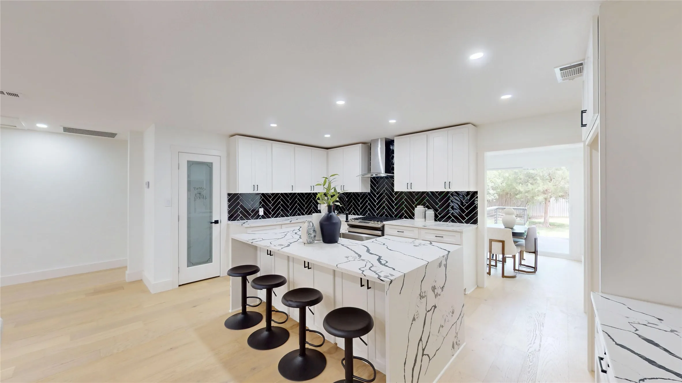 Single Family Residence For Sale in Dallas County , 7126 Edgerton Drive, Dallas, Texas 75231, 4 Bedroom, 4 Bathroom, Garage spaces, 2,570 Sqft, built in 1955, Preowned, mls#20990332, Real Estate Agent in Dallas, Homes For Sale in Dallas county, Homes For Sale in Dallas, Realtor in Dallas Texas, Real Estate Brokerage Independent Realty Texas, Luminita Cordes Realtor