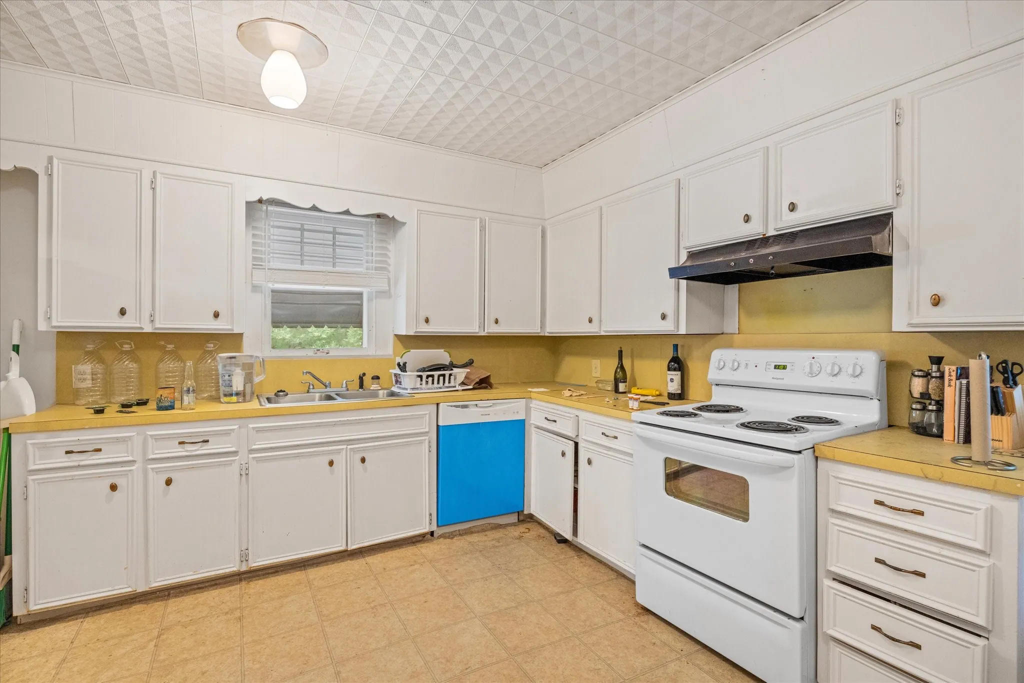 Office For Sale in Somervell County , 300 E Elm Street, Glen Rose, Texas 76043, 0, 0, Garage spaces, 0 Sqft, built in 1940, Preowned, Price $800,000, mls#20991676, Real Estate Agent in Glen Rose, Homes For Sale in Somervell county, Homes For Sale in Glen Rose, Realtor in Glen Rose Texas, Real Estate Brokerage Independent Realty Texas, Luminita Cordes Realtor