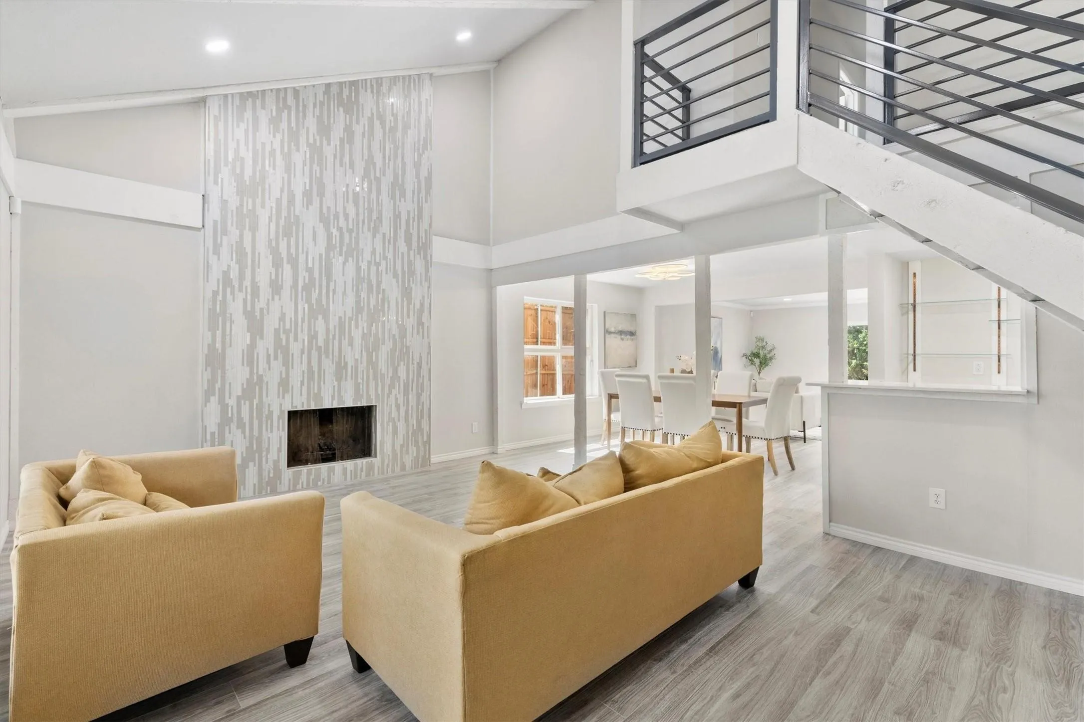 1614 Aurora Dr Richardson TX 75081 - Living Room
