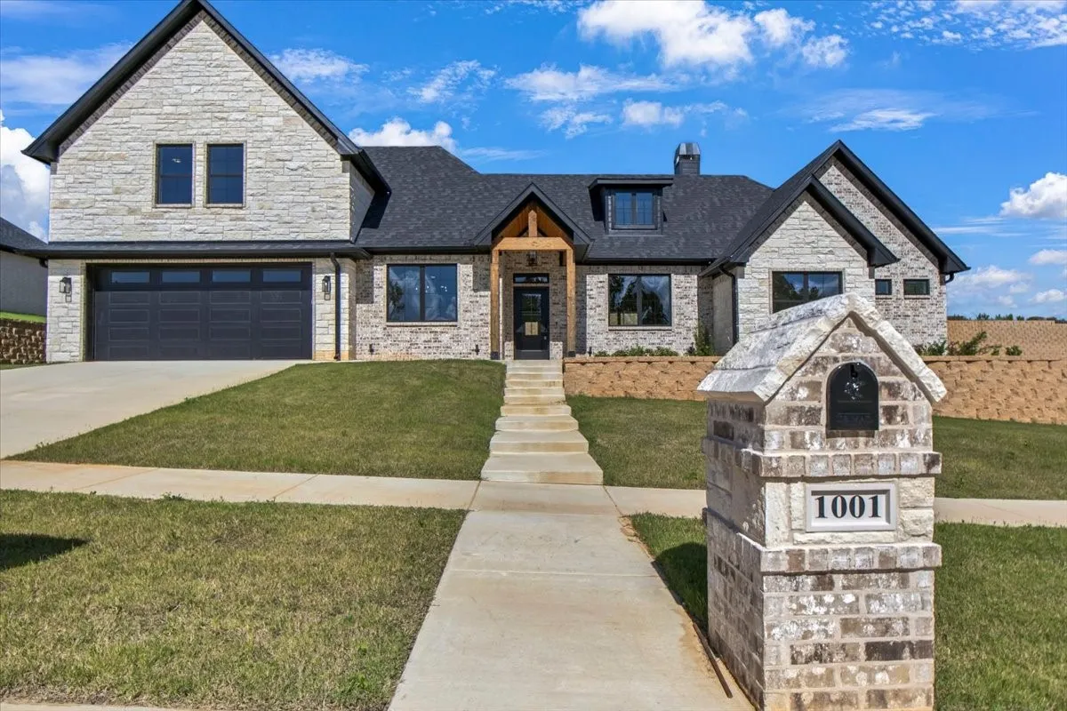 Single Family Residence For Sale in Smith County , 1001 Mallard Drive, Lindale, Texas 75771, 4 Bedroom, 3 Bathroom, 2 Garage spaces, 2,462 Sqft, built in 2024, New Construction - Complete, mls#20994076, Real Estate Agent in Lindale, Homes For Sale in Smith county, Homes For Sale in Lindale, Realtor in Lindale Texas, Real Estate Brokerage Independent Realty Texas, Luminita Cordes Realtor