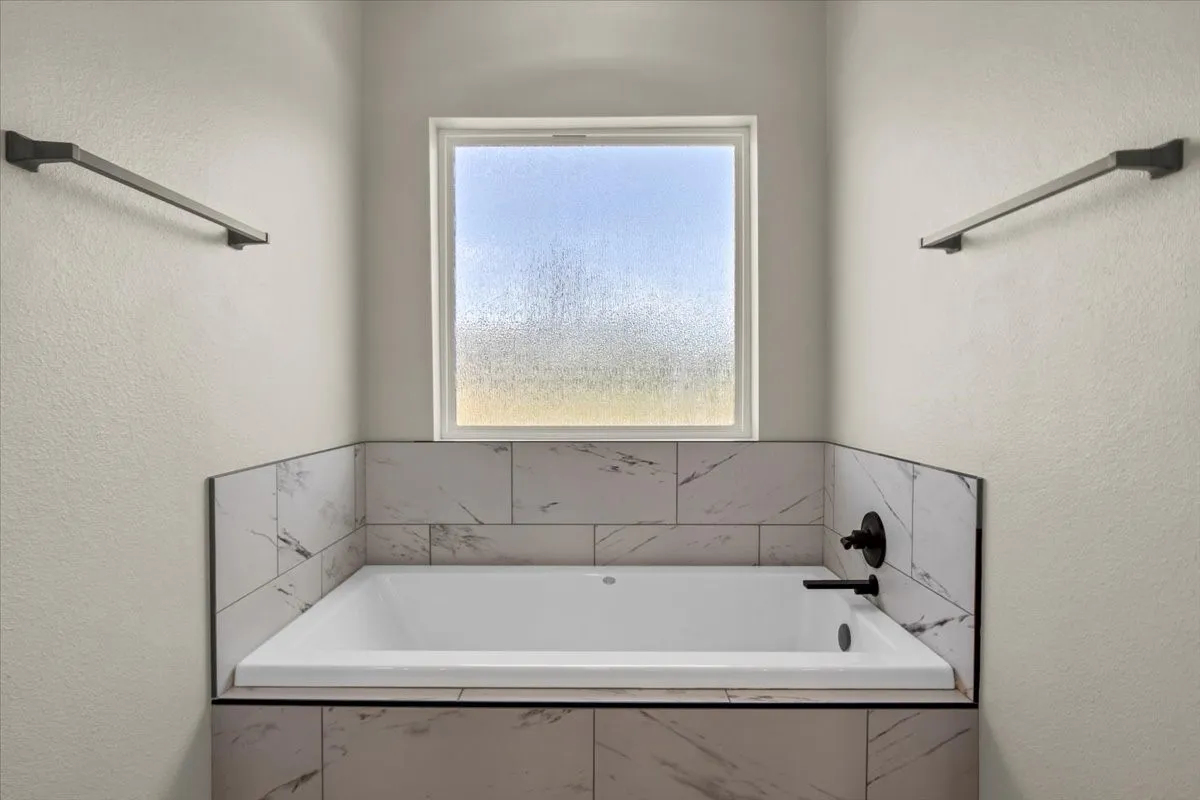 Single Family Residence For Sale in Smith County , 1001 Mallard Drive, Lindale, Texas 75771, 4 Bedroom, 3 Bathroom, 2 Garage spaces, 2,462 Sqft, built in 2024, New Construction - Complete, mls#20994076, Real Estate Agent in Lindale, Homes For Sale in Smith county, Homes For Sale in Lindale, Realtor in Lindale Texas, Real Estate Brokerage Independent Realty Texas, Luminita Cordes Realtor