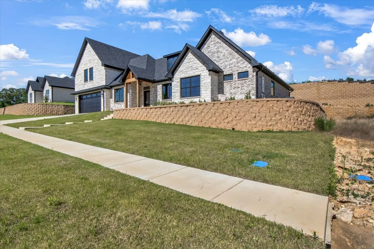 Single Family Residence For Sale in Smith County , 1001 Mallard Drive, Lindale, Texas 75771, 4 Bedroom, 3 Bathroom, 2 Garage spaces, 2,462 Sqft, built in 2024, New Construction - Complete, mls#20994076, Real Estate Agent in Lindale, Homes For Sale in Smith county, Homes For Sale in Lindale, Realtor in Lindale Texas, Real Estate Brokerage Independent Realty Texas, Luminita Cordes Realtor