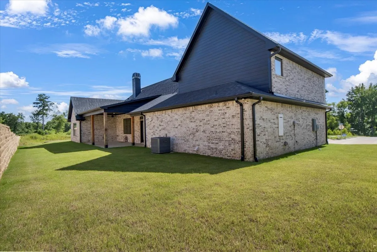 Single Family Residence For Sale in Smith County , 1001 Mallard Drive, Lindale, Texas 75771, 4 Bedroom, 3 Bathroom, 2 Garage spaces, 2,462 Sqft, built in 2024, New Construction - Complete, mls#20994076, Real Estate Agent in Lindale, Homes For Sale in Smith county, Homes For Sale in Lindale, Realtor in Lindale Texas, Real Estate Brokerage Independent Realty Texas, Luminita Cordes Realtor