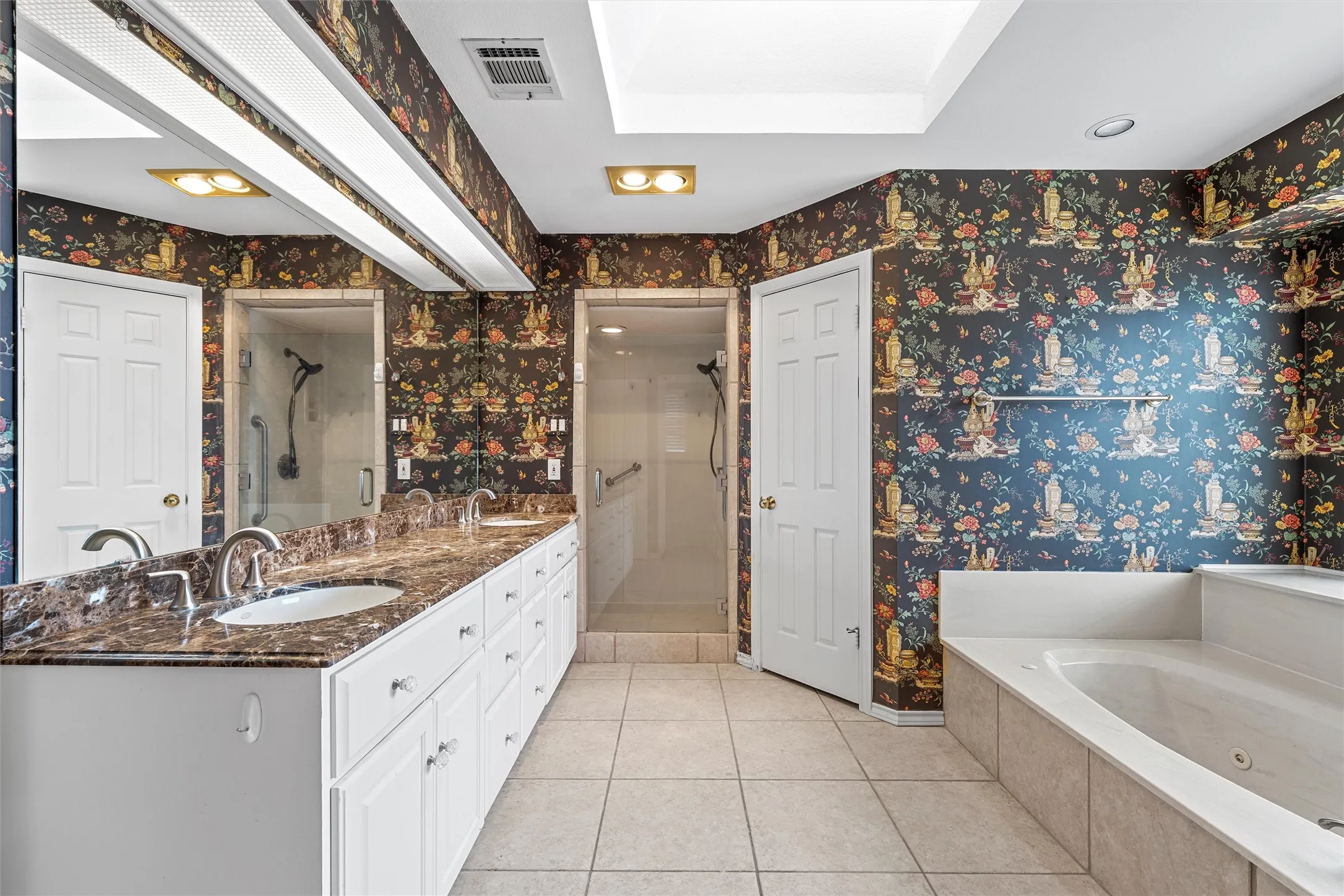 Single Family Residence For Sale in Mc Lennan County , 8216 Teakwood Drive, Woodway, Texas 76712, 5 Bedroom, 3 Bathroom, Garage spaces, 3,317 Sqft, built in 1984, mls#20984461, Real Estate Agent in Woodway, Homes For Sale in Mc Lennan county, Homes For Sale in Woodway, Realtor in Woodway Texas, Real Estate Brokerage Independent Realty Texas, Luminita Cordes Realtor