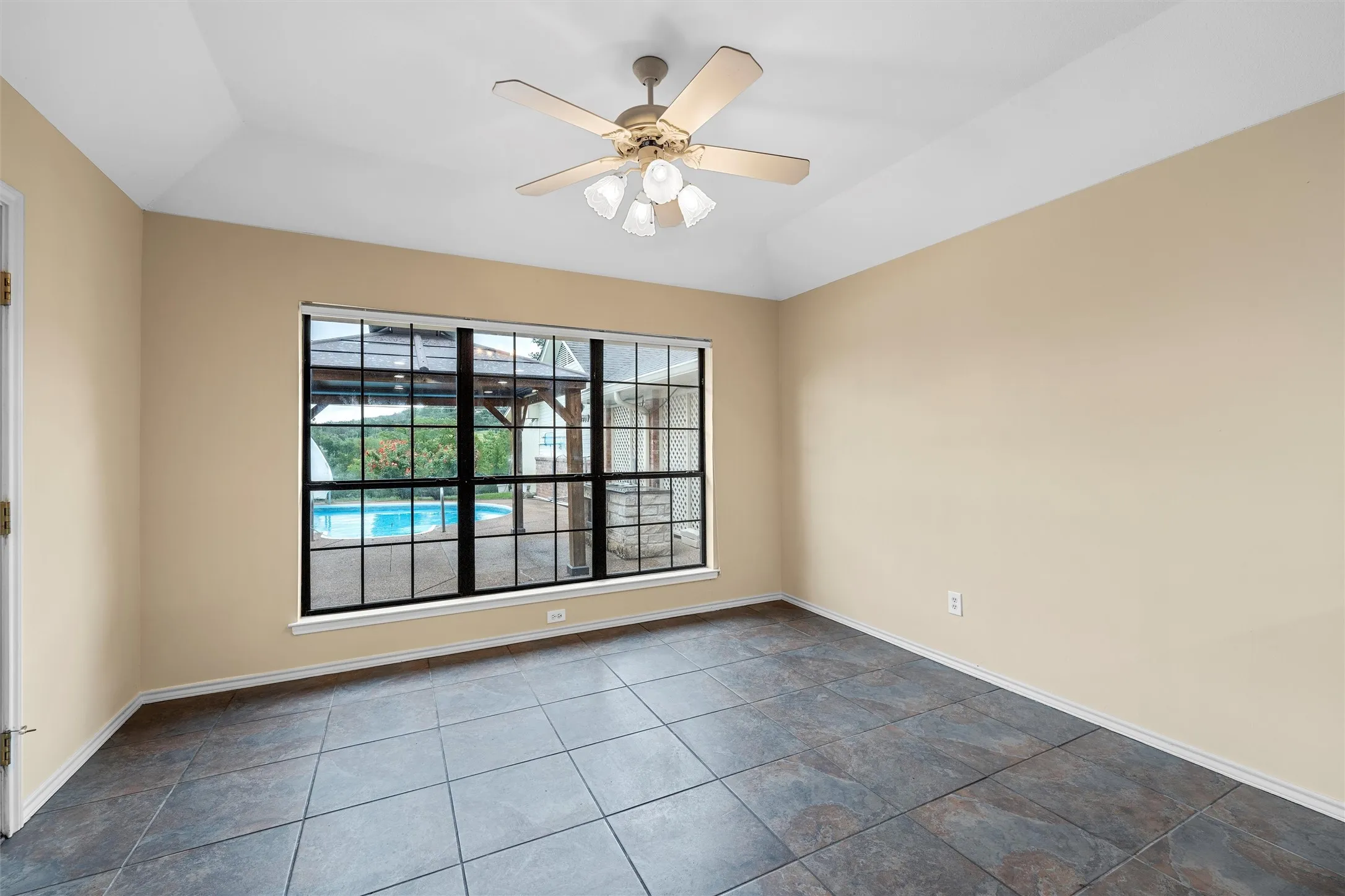 Single Family Residence For Sale in Mc Lennan County , 8216 Teakwood Drive, Woodway, Texas 76712, 5 Bedroom, 3 Bathroom, Garage spaces, 3,317 Sqft, built in 1984, mls#20984461, Real Estate Agent in Woodway, Homes For Sale in Mc Lennan county, Homes For Sale in Woodway, Realtor in Woodway Texas, Real Estate Brokerage Independent Realty Texas, Luminita Cordes Realtor