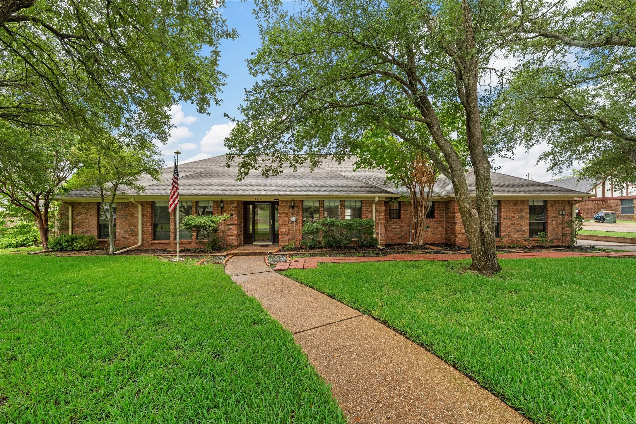 Single Family Residence For Sale in Mc Lennan County , 8216 Teakwood Drive, Woodway, Texas 76712, 5 Bedroom, 3 Bathroom, Garage spaces, 3,317 Sqft, built in 1984, mls#20984461, Real Estate Agent in Woodway, Homes For Sale in Mc Lennan county, Homes For Sale in Woodway, Realtor in Woodway Texas, Real Estate Brokerage Independent Realty Texas, Luminita Cordes Realtor