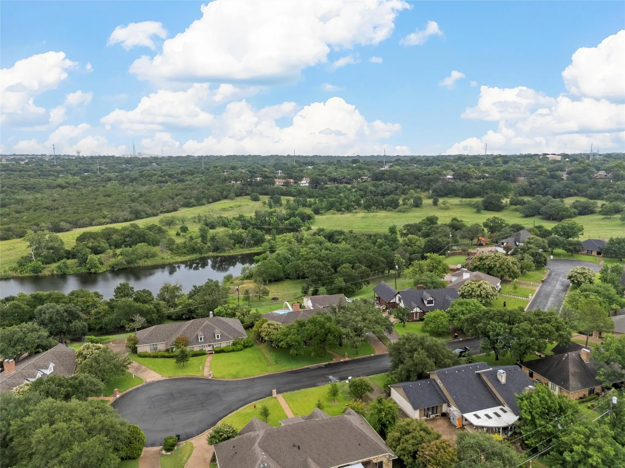 Single Family Residence For Sale in Mc Lennan County , 8216 Teakwood Drive, Woodway, Texas 76712, 5 Bedroom, 3 Bathroom, Garage spaces, 3,317 Sqft, built in 1984, mls#20984461, Real Estate Agent in Woodway, Homes For Sale in Mc Lennan county, Homes For Sale in Woodway, Realtor in Woodway Texas, Real Estate Brokerage Independent Realty Texas, Luminita Cordes Realtor