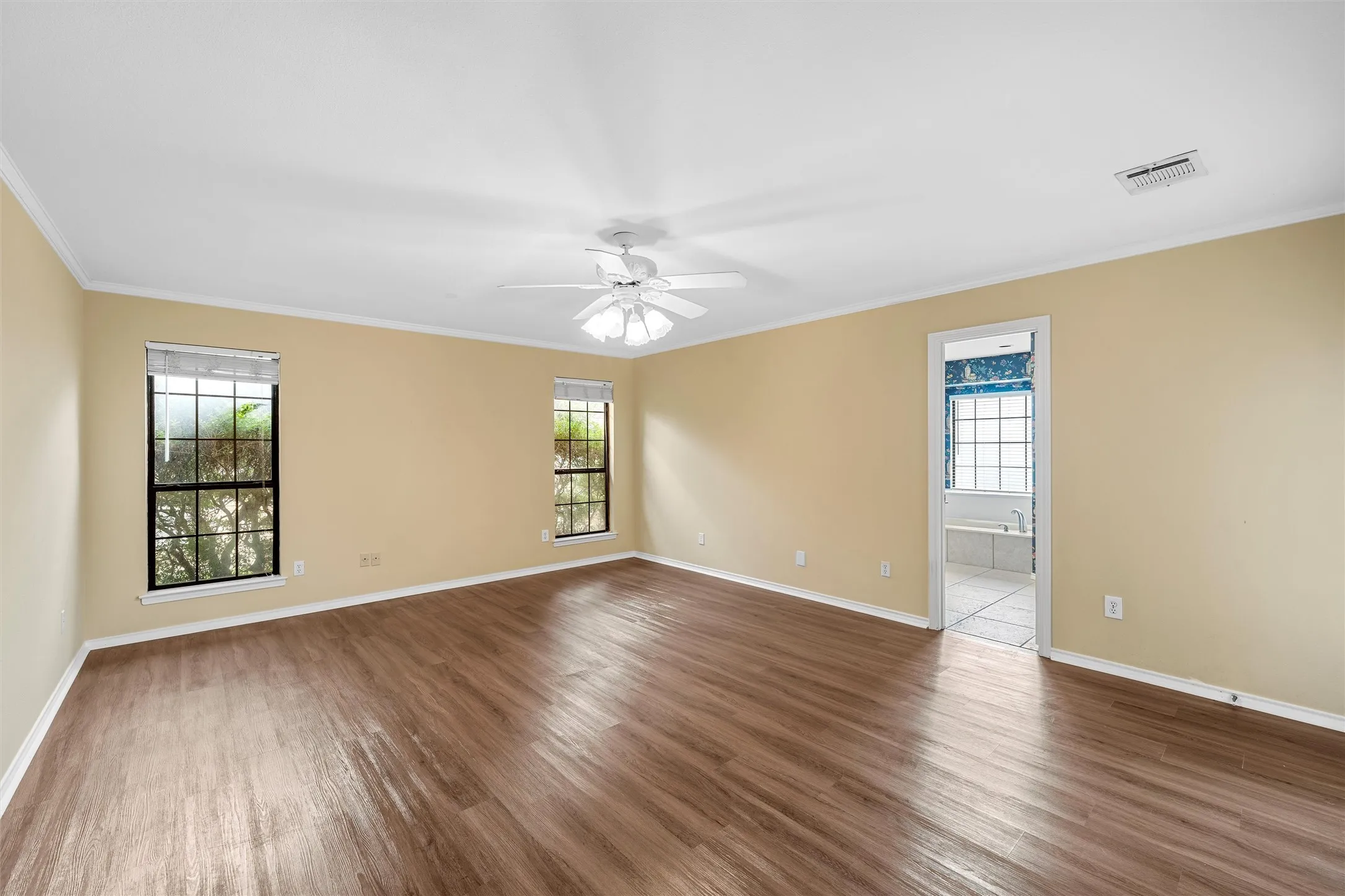 Single Family Residence For Sale in Mc Lennan County , 8216 Teakwood Drive, Woodway, Texas 76712, 5 Bedroom, 3 Bathroom, Garage spaces, 3,317 Sqft, built in 1984, mls#20984461, Real Estate Agent in Woodway, Homes For Sale in Mc Lennan county, Homes For Sale in Woodway, Realtor in Woodway Texas, Real Estate Brokerage Independent Realty Texas, Luminita Cordes Realtor
