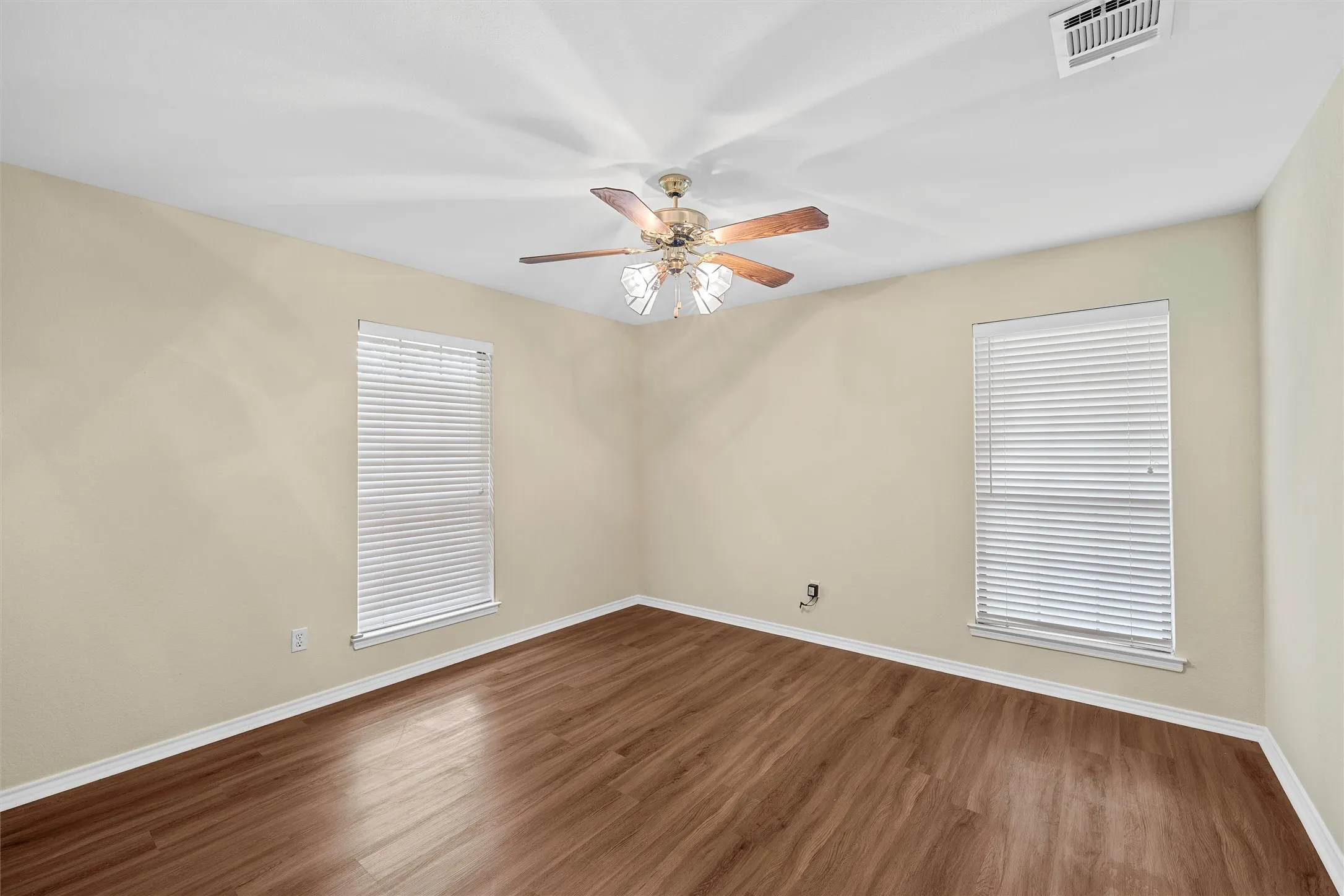 Single Family Residence For Sale in Mc Lennan County , 8216 Teakwood Drive, Woodway, Texas 76712, 5 Bedroom, 3 Bathroom, Garage spaces, 3,317 Sqft, built in 1984, mls#20984461, Real Estate Agent in Woodway, Homes For Sale in Mc Lennan county, Homes For Sale in Woodway, Realtor in Woodway Texas, Real Estate Brokerage Independent Realty Texas, Luminita Cordes Realtor