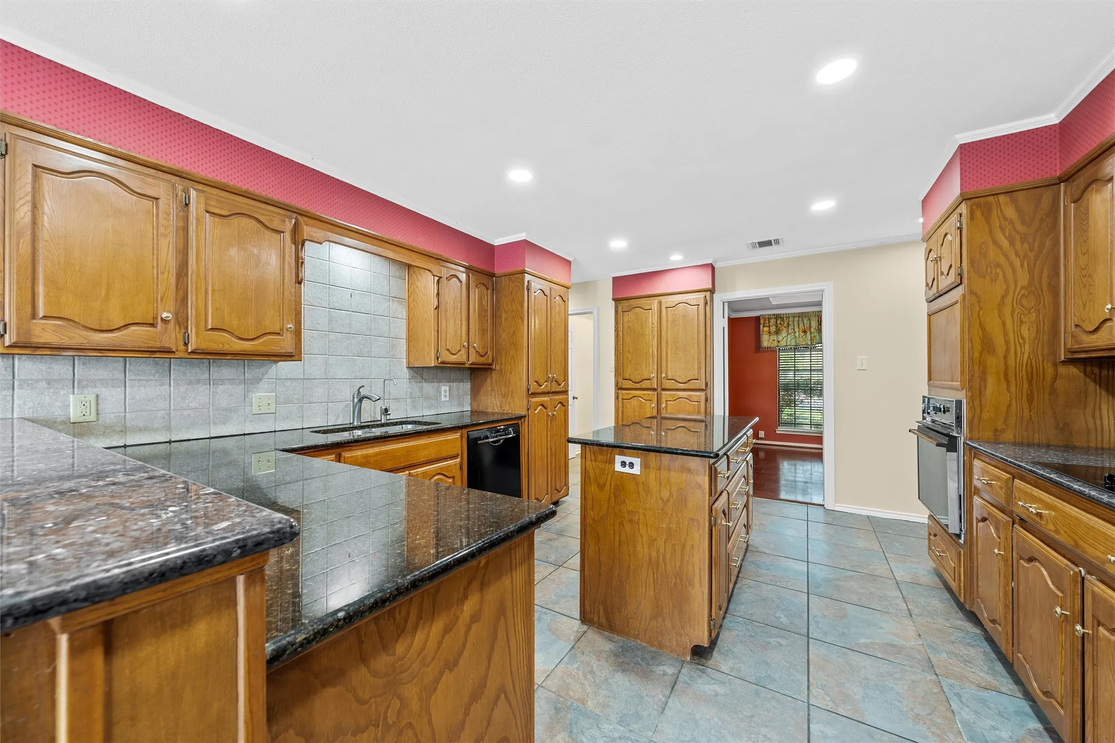 Single Family Residence For Sale in Mc Lennan County , 8216 Teakwood Drive, Woodway, Texas 76712, 5 Bedroom, 3 Bathroom, Garage spaces, 3,317 Sqft, built in 1984, mls#20984461, Real Estate Agent in Woodway, Homes For Sale in Mc Lennan county, Homes For Sale in Woodway, Realtor in Woodway Texas, Real Estate Brokerage Independent Realty Texas, Luminita Cordes Realtor