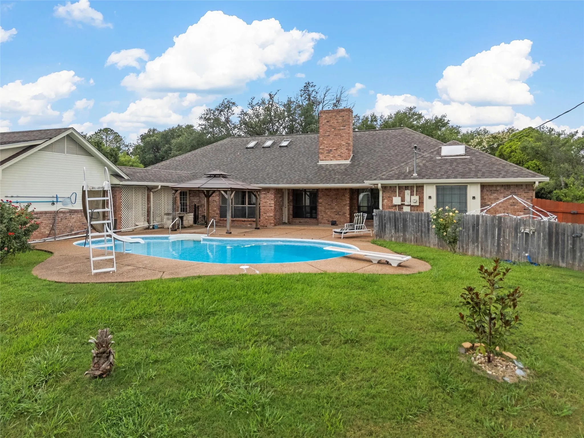 Single Family Residence For Sale in Mc Lennan County , 8216 Teakwood Drive, Woodway, Texas 76712, 5 Bedroom, 3 Bathroom, Garage spaces, 3,317 Sqft, built in 1984, mls#20984461, Real Estate Agent in Woodway, Homes For Sale in Mc Lennan county, Homes For Sale in Woodway, Realtor in Woodway Texas, Real Estate Brokerage Independent Realty Texas, Luminita Cordes Realtor