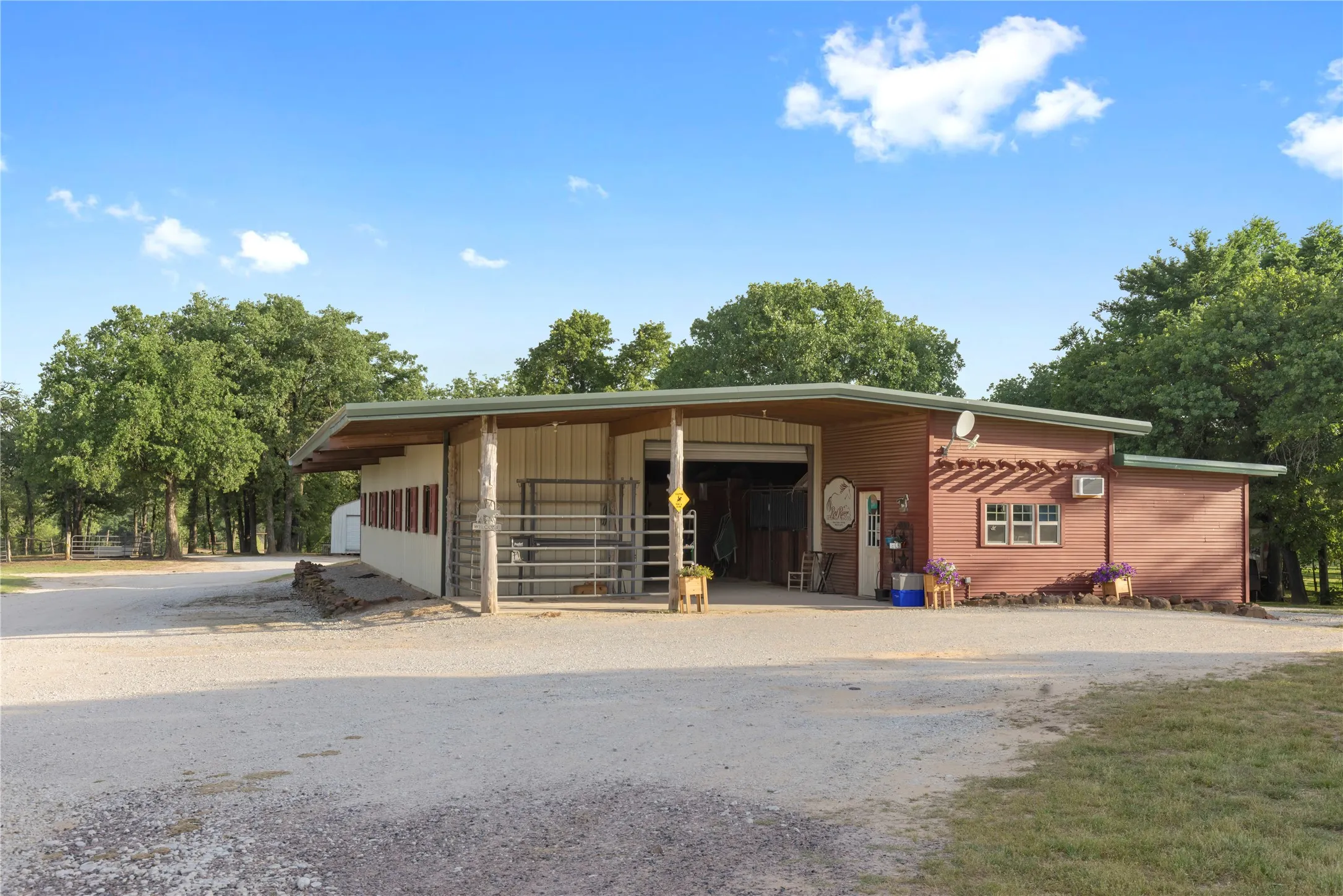 Farm For Sale in Cooke County , 8016 E US HWY 82, Gainesville, Texas 76240, 3 Bedroom, 5 Bathroom, Garage spaces, 1,782 Sqft, built in 2018, mls#20941405, Real Estate Agent in Gainesville, Homes For Sale in Cooke county, Homes For Sale in Gainesville, Realtor in Gainesville Texas, Real Estate Brokerage Independent Realty Texas, Luminita Cordes Realtor