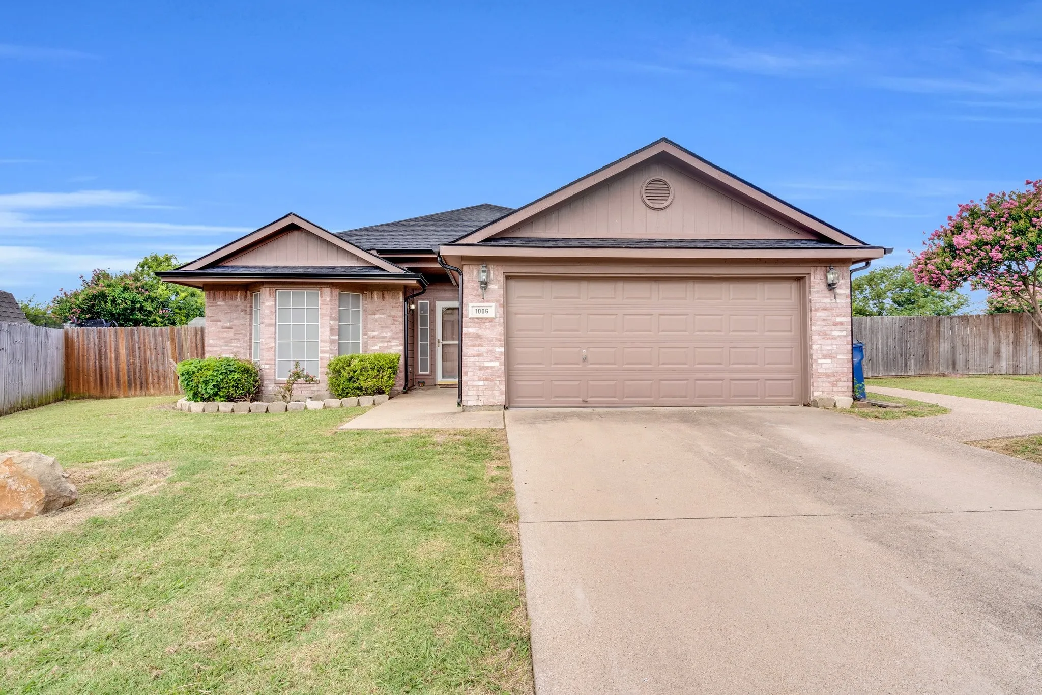 Single Family Residence For Sale in Johnson County , 1006 Darren Drive, Burleson, Texas 76028, 3 Bedrooms, 2 Bathrooms, 2 Garage spaces, 1,486 Sqft, built in 1999, Price $350,000, mls#20994894, Real Estate Agent in Burleson, Homes For Sale in Johnson county, Homes For Sale in Burleson, Realtor in Burleson Texas, Real Estate Brokerage Independent Realty Texas, Luminita Cordes Realtor