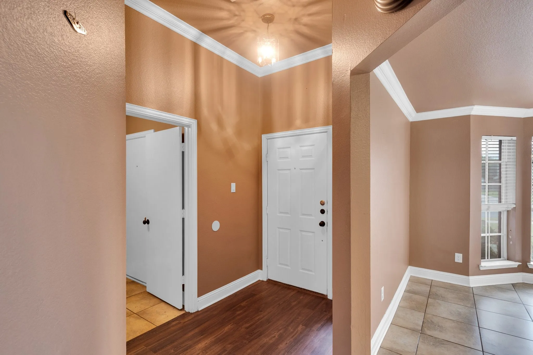 Entrance foyer featuring ornamental molding and tile patterned flooring