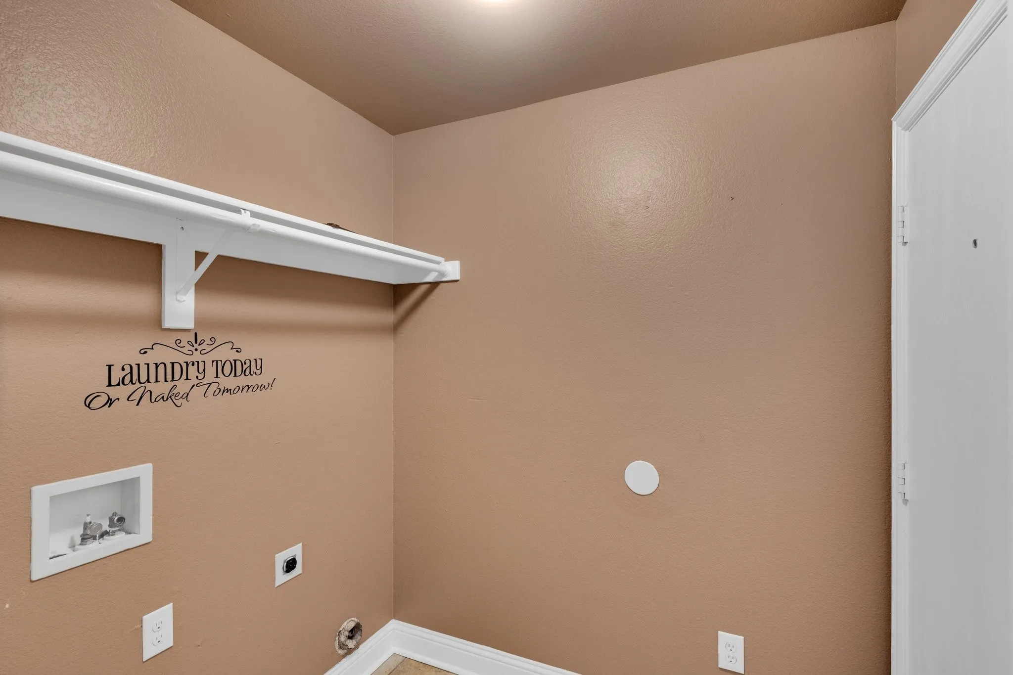 Laundry room with washer hookup and hookup for an electric dryer