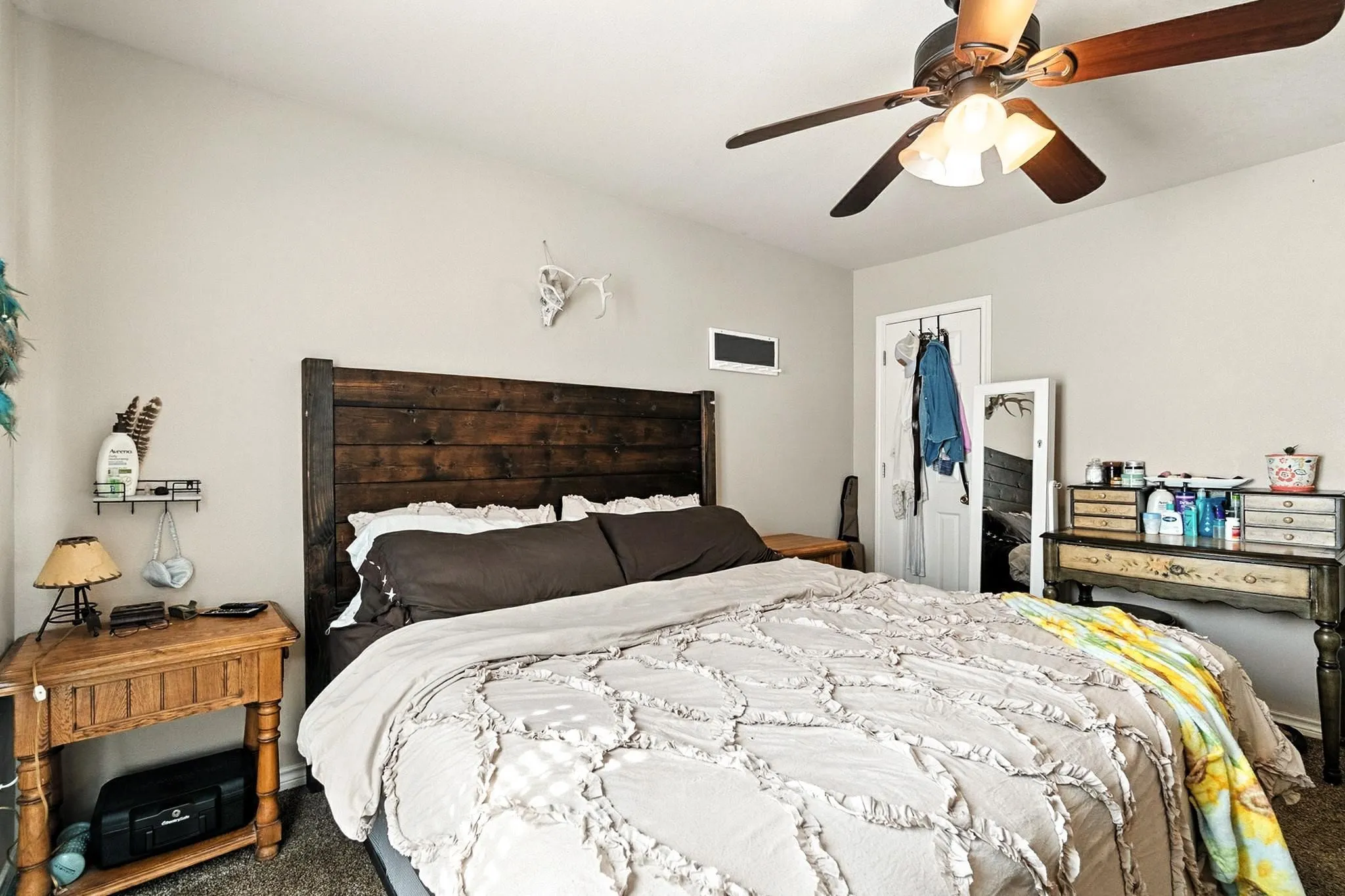 Bedroom featuring carpet floors, a ceiling fan, and a closet