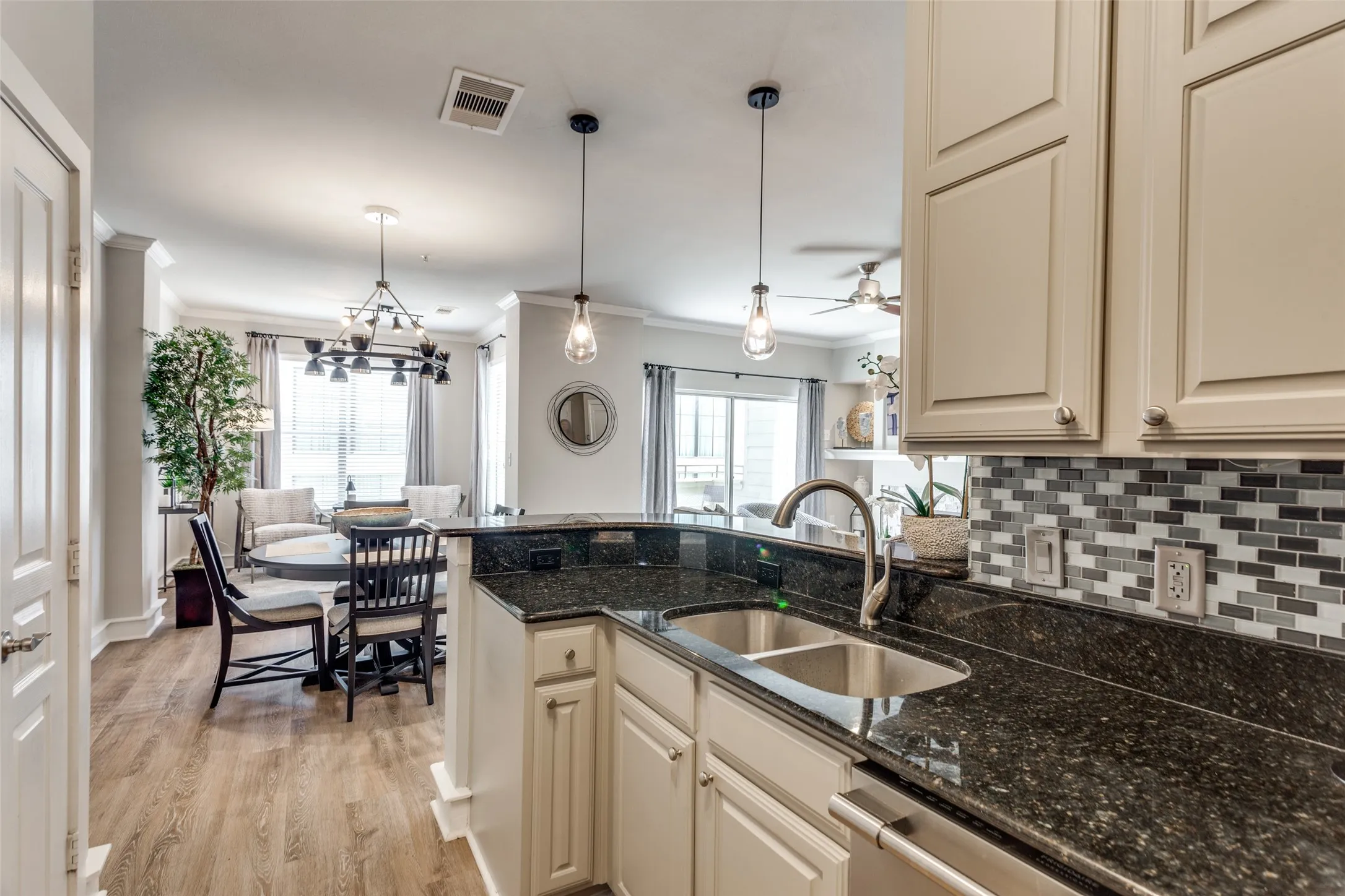 Condominium For Sale in Tarrant County , 3320 Camp Bowie Boulevard 1201, Fort Worth, Texas 76107, 2 Bedroom, 3 Bathroom, 2 Garage spaces, 1,461 Sqft, built in 1999, Preowned, mls#20993190, Real Estate Agent in Fort Worth, Homes For Sale in Tarrant county, Homes For Sale in Fort Worth, Realtor in Fort Worth Texas, Real Estate Brokerage Independent Realty Texas, Luminita Cordes Realtor