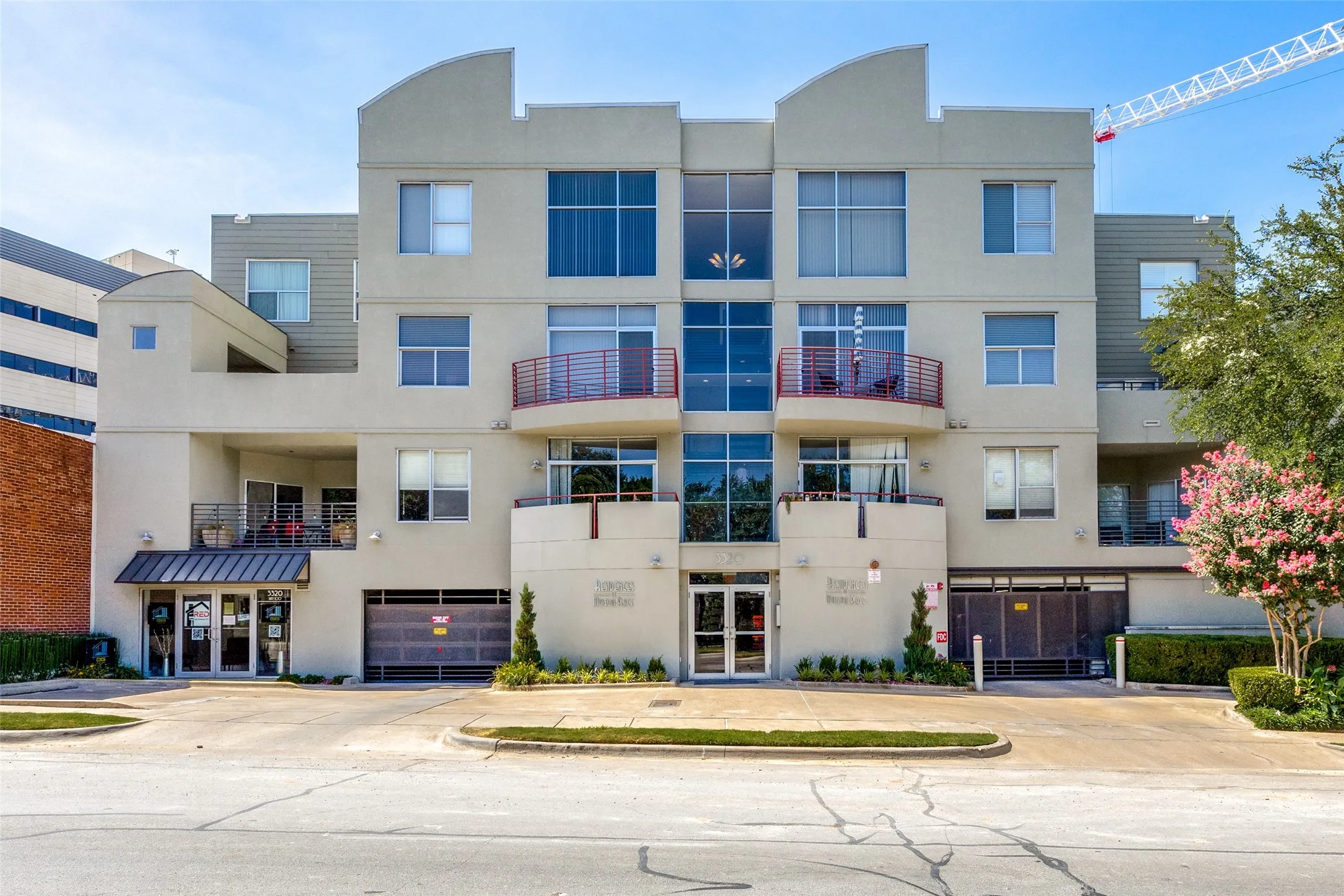 The condo is conveniently located off of Camp Bowie across the street from the Kimbell Art Museum