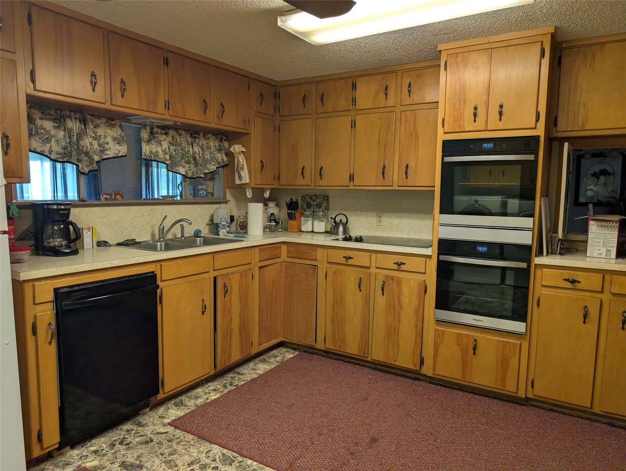 Kitchen with double oven, dishwasher and stainless steel sink