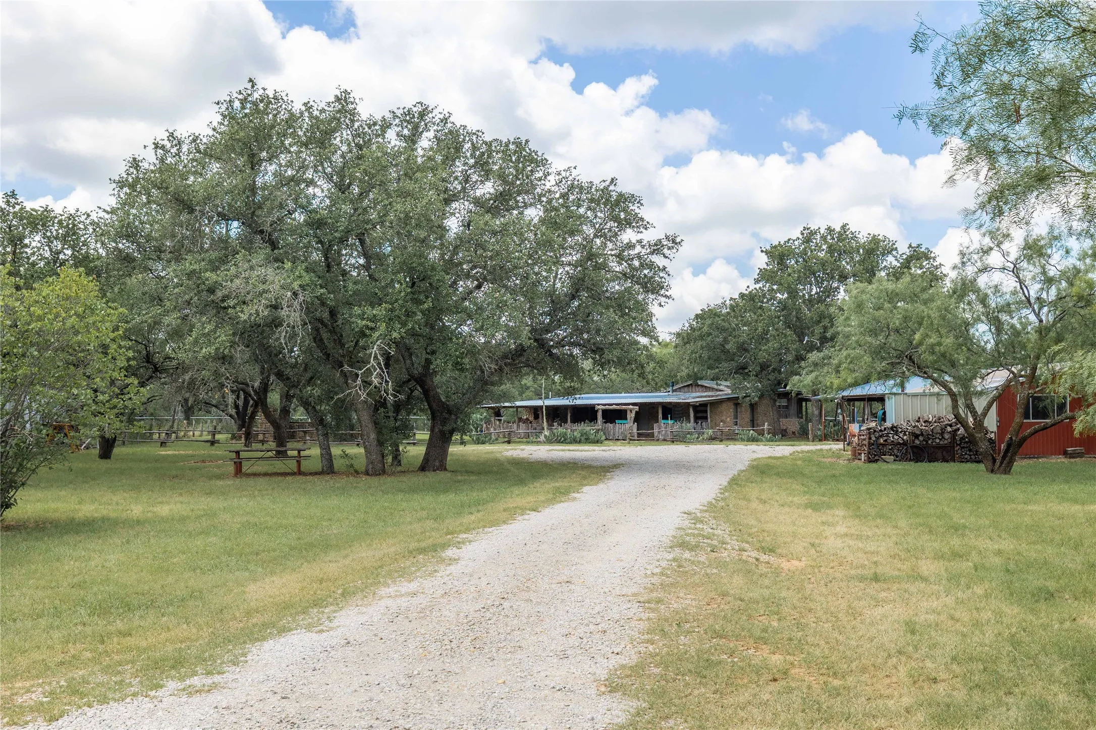 Single Family Residence For Sale in Brown County , 601 Country Oaks Lane, Brownwood, Texas 76801, 2 Bedroom, 2 Bathroom, Garage spaces, 1,936 Sqft, built in 1989, Preowned, mls#20997277, Real Estate Agent in Brownwood, Homes For Sale in Brown county, Homes For Sale in Brownwood, Realtor in Brownwood Texas, Real Estate Brokerage Independent Realty Texas, Luminita Cordes Realtor