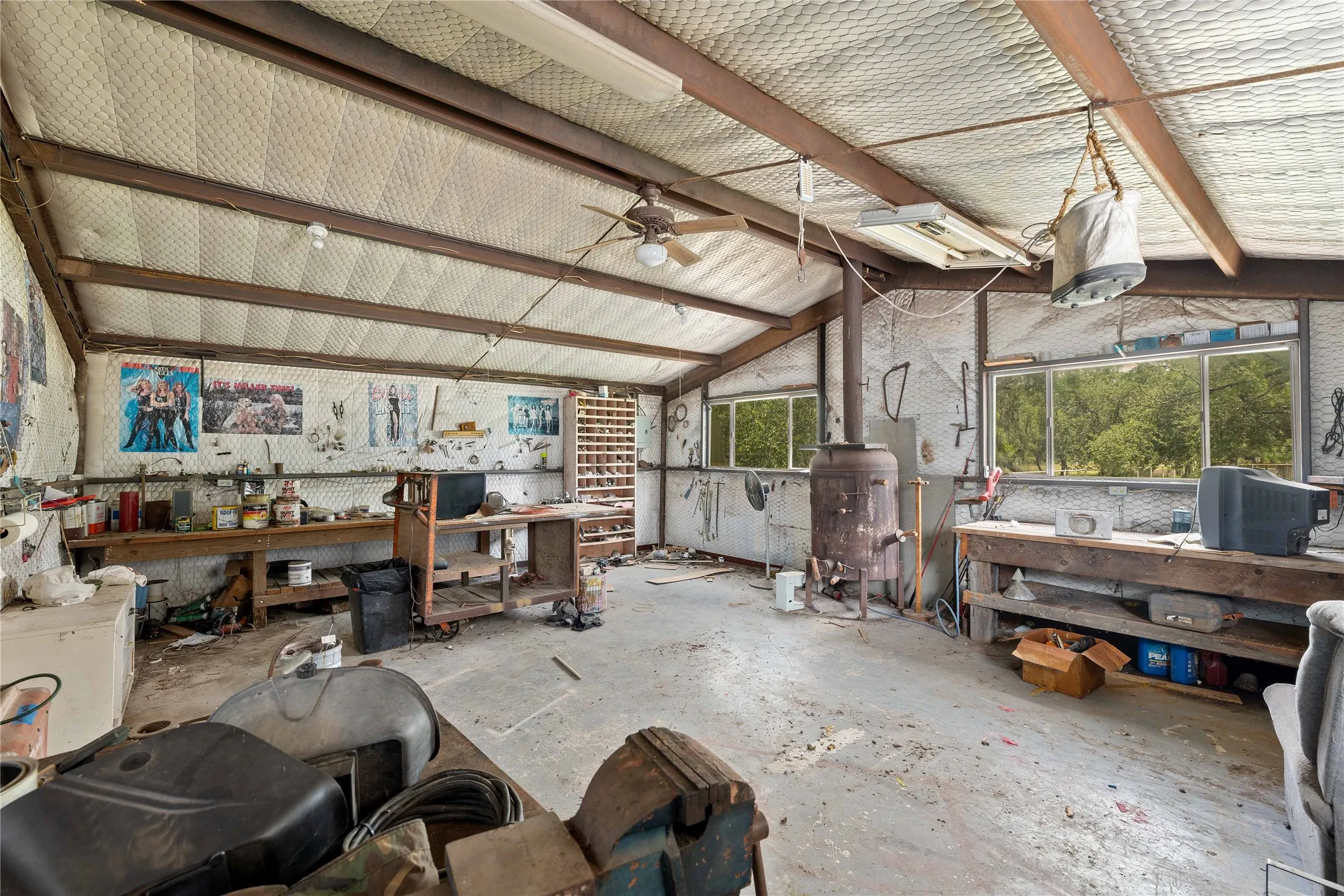 Misc room with a workshop area, vaulted ceiling, and a ceiling fan