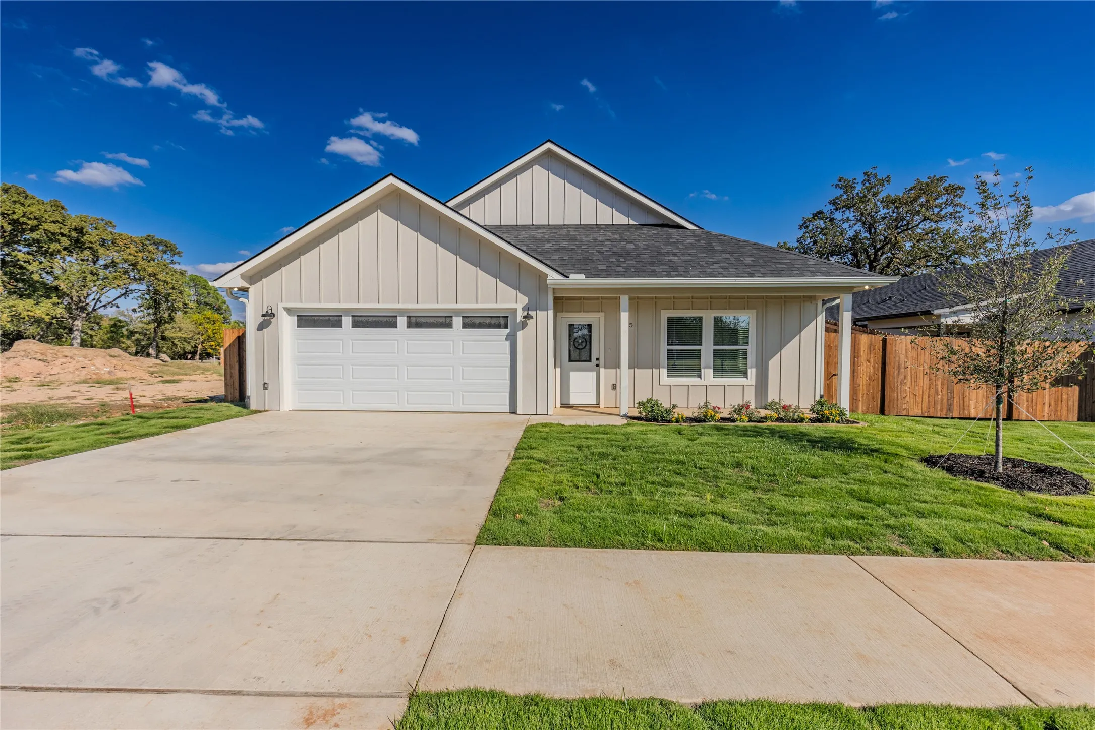 Single Family Residence For Sale in Hopkins County , 655 League Street, Sulphur Springs, Texas 75482, 3 Bedroom, 2 Bathroom, 2 Garage spaces, 1,658 Sqft, built in 2025, New Construction - Incomplete, mls#20988115, Real Estate Agent in Sulphur Springs, Homes For Sale in Hopkins county, Homes For Sale in Sulphur Springs, Realtor in Sulphur Springs Texas, Real Estate Brokerage Independent Realty Texas, Luminita Cordes Realtor