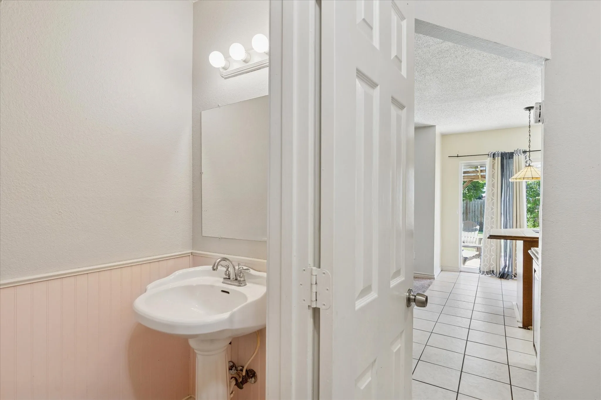 Single Family Residence For Sale in Tarrant County , 2528 Creekwood Lane, Fort Worth, Texas 76123, 4 Bedrooms, 3 Bathrooms, 2 Garage spaces, 1,971 Sqft, built in 1987, Price $290,000, mls#20995962, Real Estate Agent in Fort Worth, Homes For Sale in Tarrant county, Homes For Sale in Fort Worth, Realtor in Fort Worth Texas, Real Estate Brokerage Independent Realty Texas, Luminita Cordes Realtor