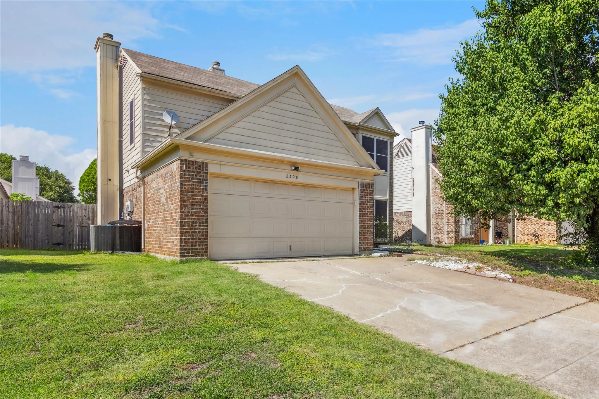 Single Family Residence For Sale in Tarrant County , 2528 Creekwood Lane, Fort Worth, Texas 76123, 4 Bedrooms, 3 Bathrooms, 2 Garage spaces, 1,971 Sqft, built in 1987, Price $290,000, mls#20995962, Real Estate Agent in Fort Worth, Homes For Sale in Tarrant county, Homes For Sale in Fort Worth, Realtor in Fort Worth Texas, Real Estate Brokerage Independent Realty Texas, Luminita Cordes Realtor
