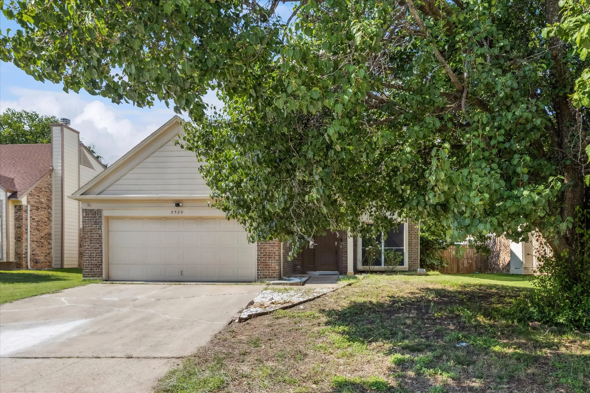 Single Family Residence For Sale in Tarrant County , 2528 Creekwood Lane, Fort Worth, Texas 76123, 4 Bedrooms, 3 Bathrooms, 2 Garage spaces, 1,971 Sqft, built in 1987, Price $290,000, mls#20995962, Real Estate Agent in Fort Worth, Homes For Sale in Tarrant county, Homes For Sale in Fort Worth, Realtor in Fort Worth Texas, Real Estate Brokerage Independent Realty Texas, Luminita Cordes Realtor