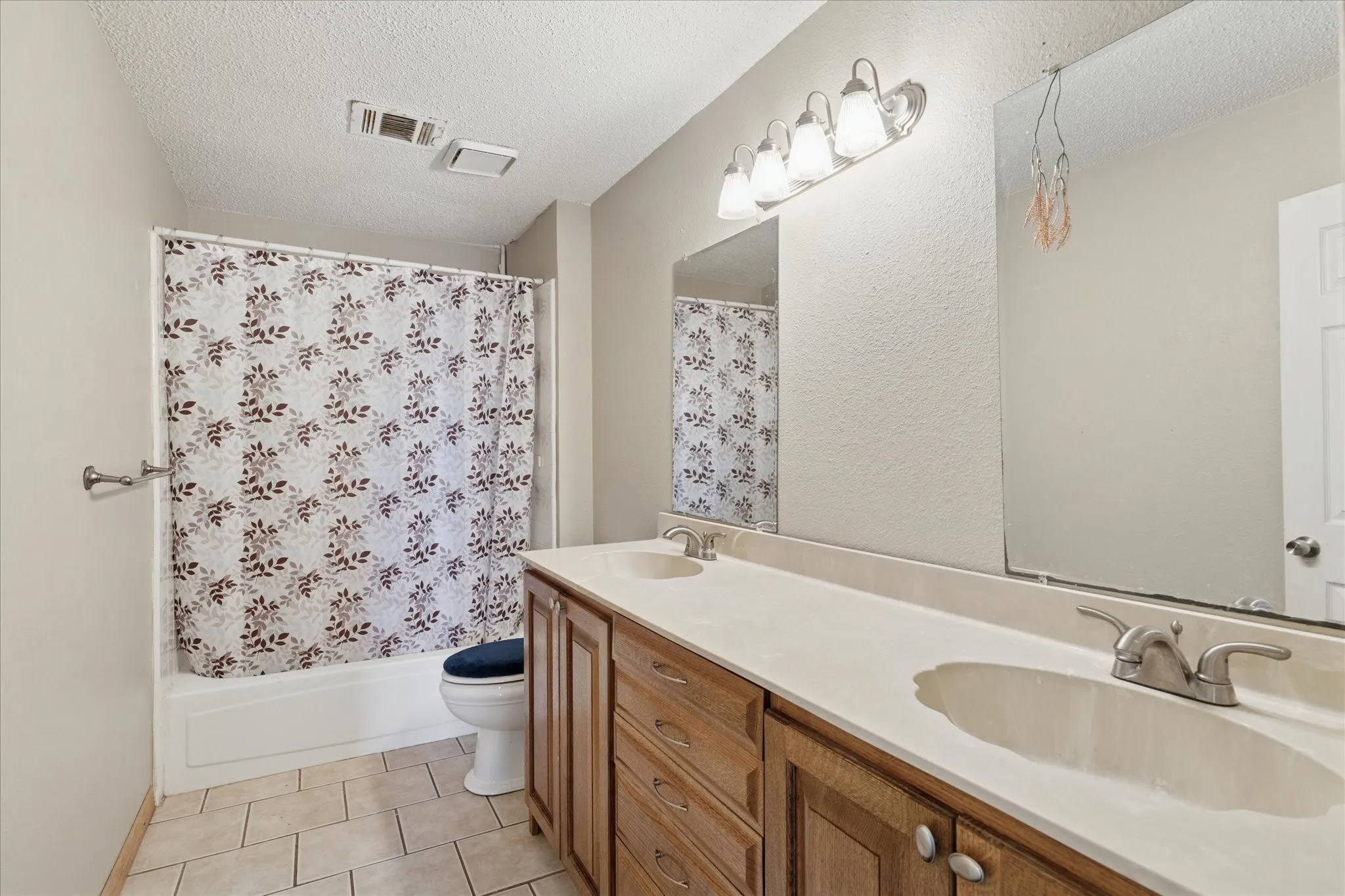 Bathroom for the secondary bedrooms with dual sinks