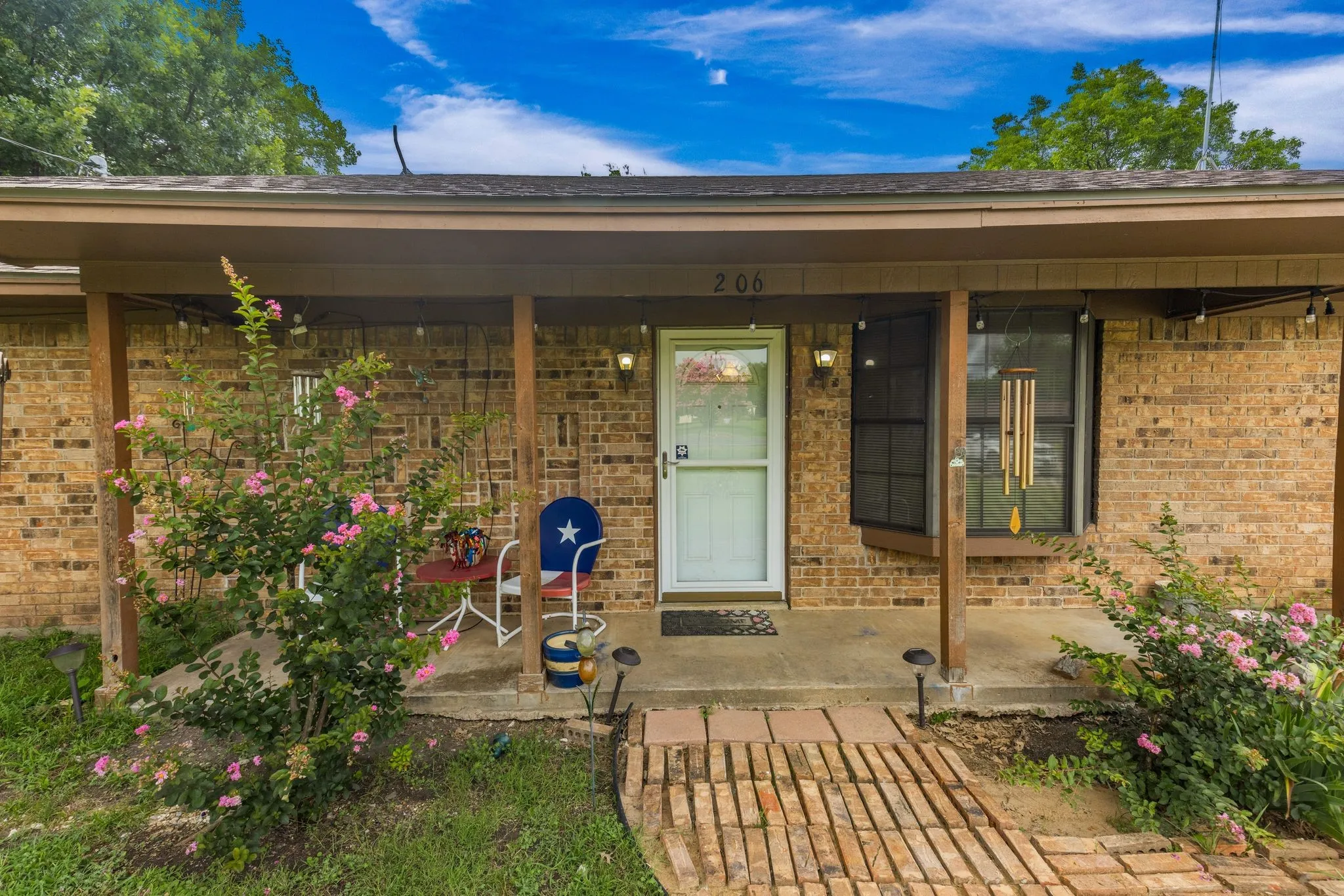 Single Family Residence For Sale in Fannin County , 206 N Main Street, Bailey, Texas 75413, 3 Bedroom, 2 Bathroom, 2 Garage spaces, 1,323 Sqft, built in 1989, Preowned, mls#20998041, Real Estate Agent in Bailey, Homes For Sale in Fannin county, Homes For Sale in Bailey, Realtor in Bailey Texas, Real Estate Brokerage Independent Realty Texas, Luminita Cordes Realtor