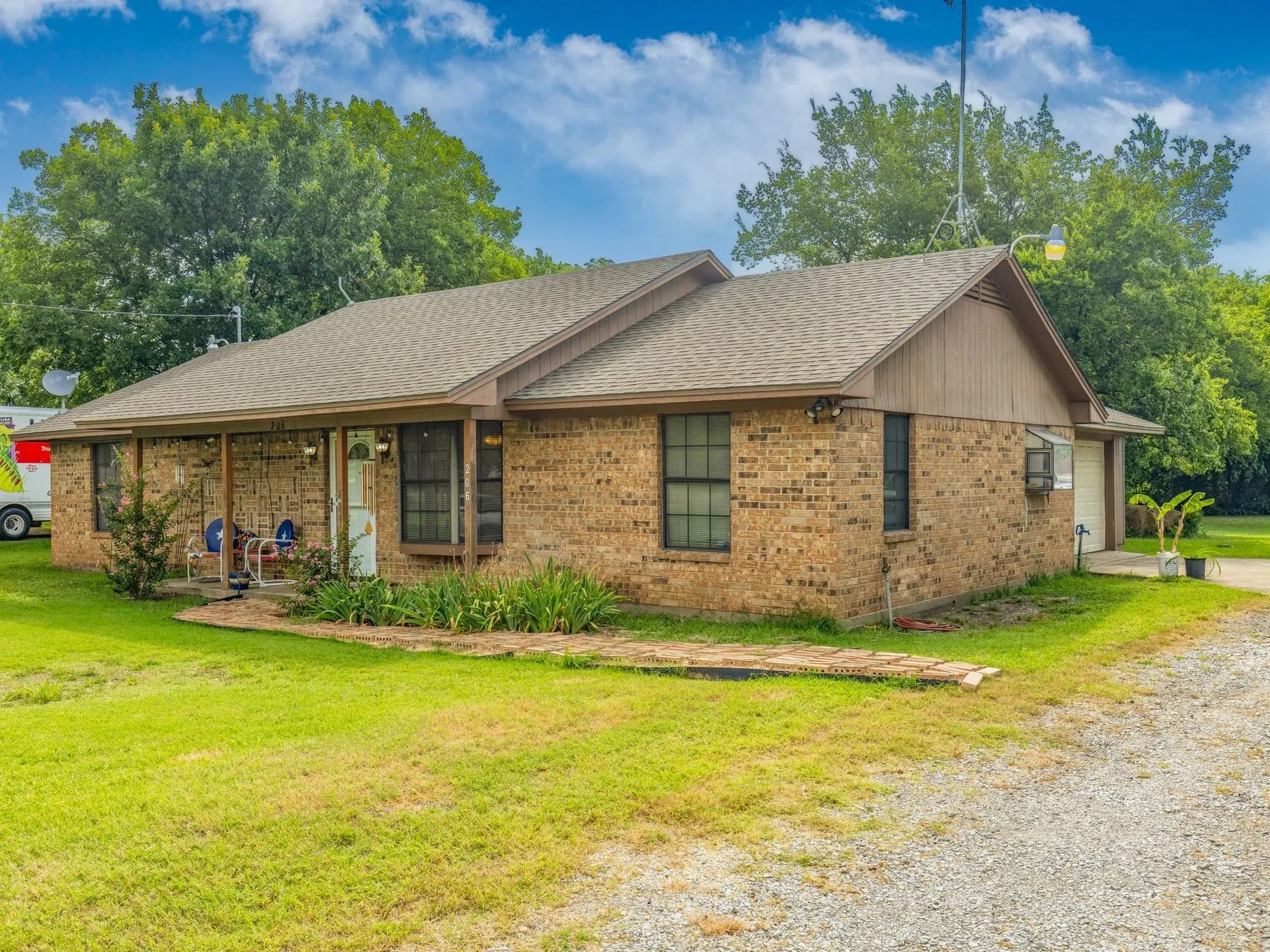 Single Family Residence For Sale in Fannin County , 206 N Main Street, Bailey, Texas 75413, 3 Bedroom, 2 Bathroom, 2 Garage spaces, 1,323 Sqft, built in 1989, Preowned, mls#20998041, Real Estate Agent in Bailey, Homes For Sale in Fannin county, Homes For Sale in Bailey, Realtor in Bailey Texas, Real Estate Brokerage Independent Realty Texas, Luminita Cordes Realtor