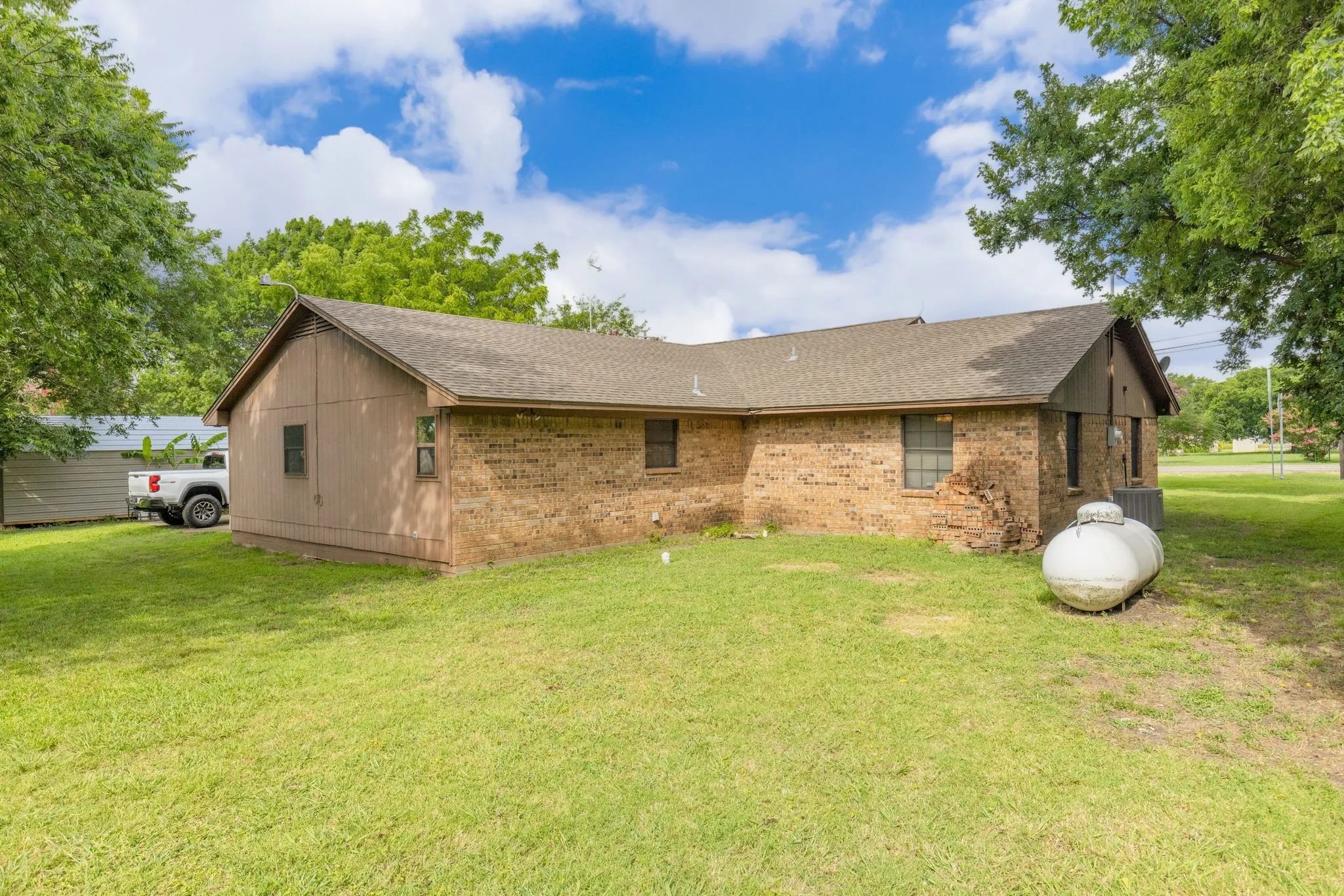 Single Family Residence For Sale in Fannin County , 206 N Main Street, Bailey, Texas 75413, 3 Bedroom, 2 Bathroom, 2 Garage spaces, 1,323 Sqft, built in 1989, Preowned, mls#20998041, Real Estate Agent in Bailey, Homes For Sale in Fannin county, Homes For Sale in Bailey, Realtor in Bailey Texas, Real Estate Brokerage Independent Realty Texas, Luminita Cordes Realtor