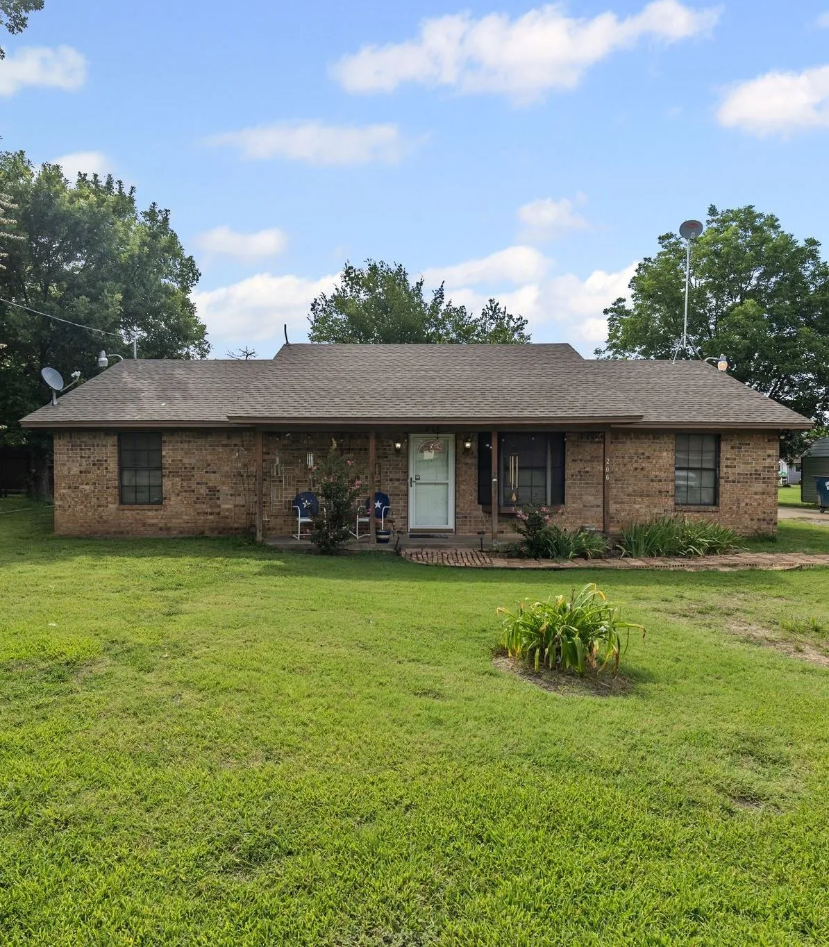Single Family Residence For Sale in Fannin County , 206 N Main Street, Bailey, Texas 75413, 3 Bedroom, 2 Bathroom, 2 Garage spaces, 1,323 Sqft, built in 1989, Preowned, mls#20998041, Real Estate Agent in Bailey, Homes For Sale in Fannin county, Homes For Sale in Bailey, Realtor in Bailey Texas, Real Estate Brokerage Independent Realty Texas, Luminita Cordes Realtor