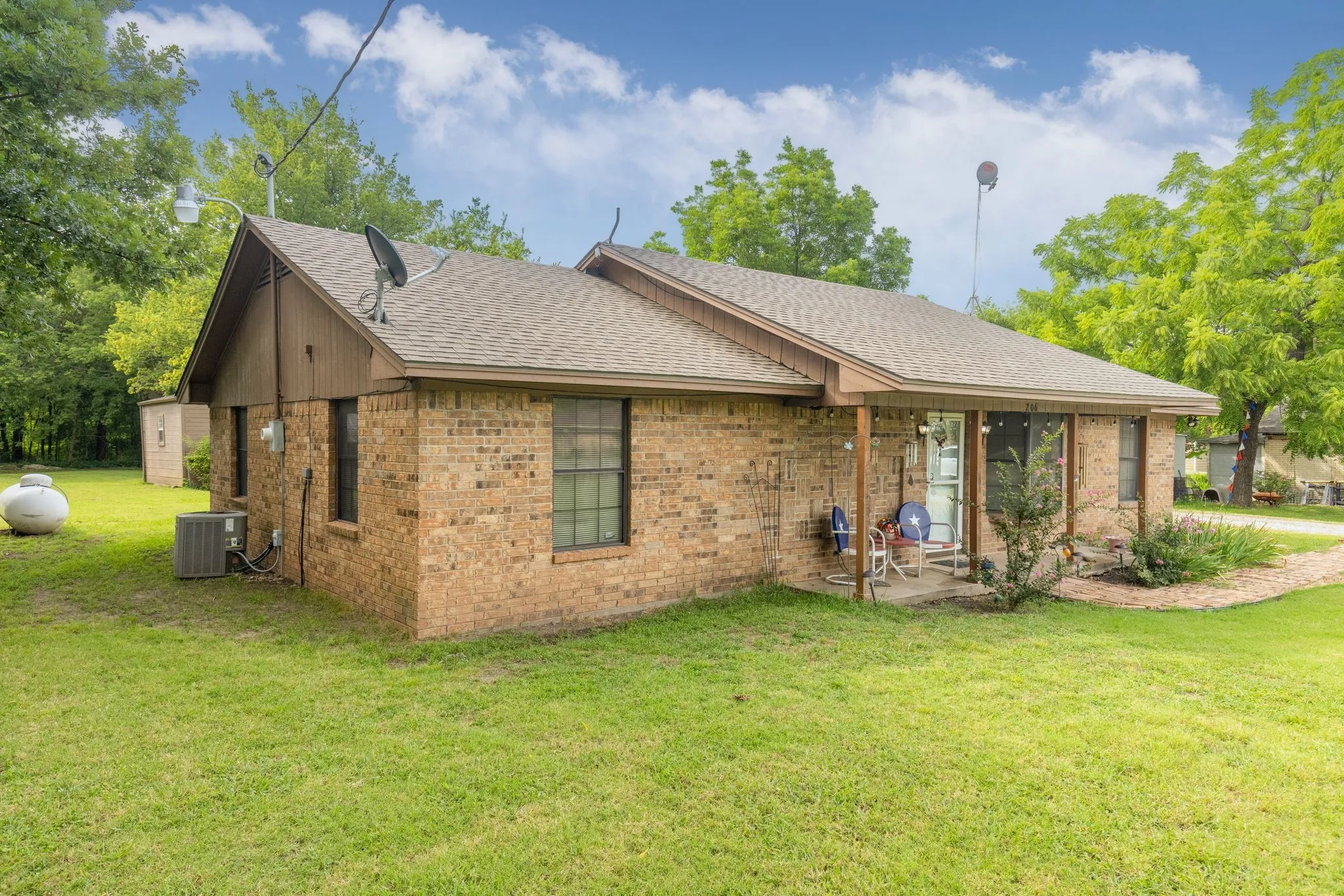 Single Family Residence For Sale in Fannin County , 206 N Main Street, Bailey, Texas 75413, 3 Bedroom, 2 Bathroom, 2 Garage spaces, 1,323 Sqft, built in 1989, Preowned, mls#20998041, Real Estate Agent in Bailey, Homes For Sale in Fannin county, Homes For Sale in Bailey, Realtor in Bailey Texas, Real Estate Brokerage Independent Realty Texas, Luminita Cordes Realtor