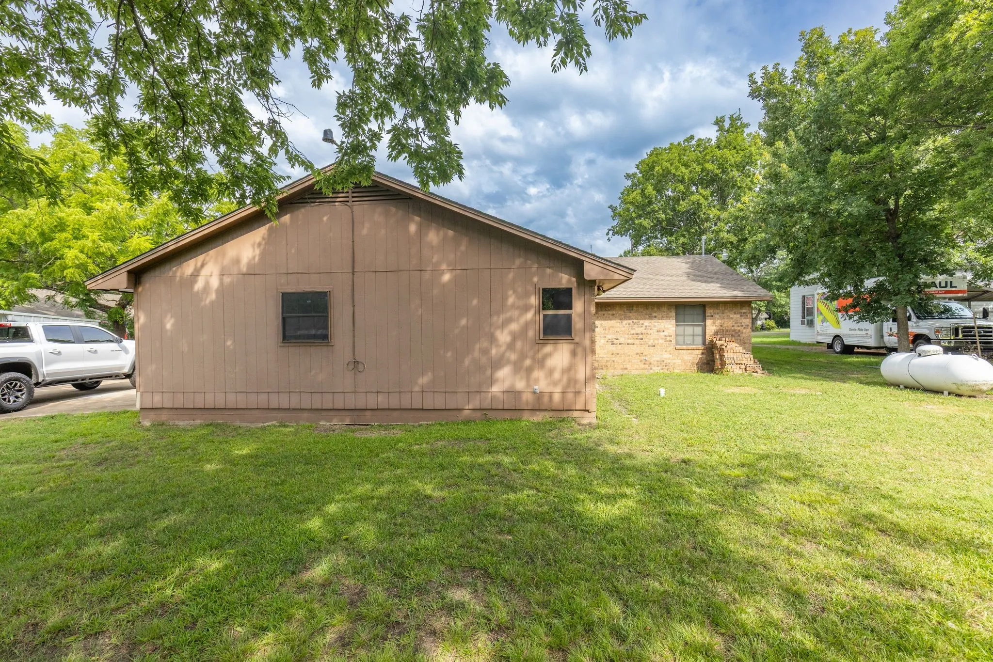 Single Family Residence For Sale in Fannin County , 206 N Main Street, Bailey, Texas 75413, 3 Bedroom, 2 Bathroom, 2 Garage spaces, 1,323 Sqft, built in 1989, Preowned, mls#20998041, Real Estate Agent in Bailey, Homes For Sale in Fannin county, Homes For Sale in Bailey, Realtor in Bailey Texas, Real Estate Brokerage Independent Realty Texas, Luminita Cordes Realtor