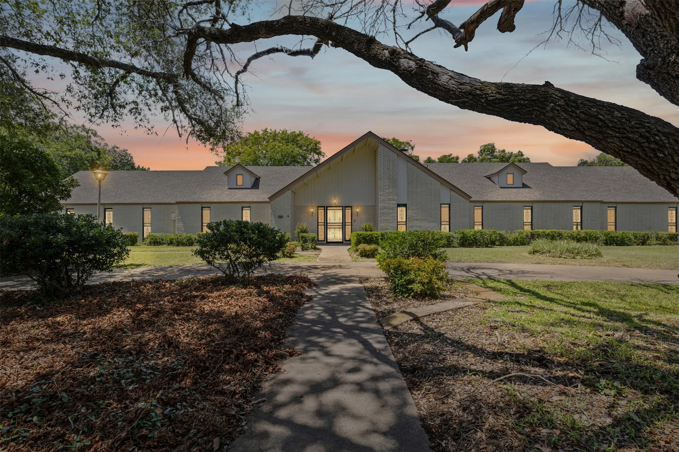 Single Family Residence For Sale in Johnson County , 1204 W Westhill Drive, Cleburne, Texas 76033, 3 Bedroom, 4 Bathroom, 3 Garage spaces, 4,122 Sqft, built in 1972, Preowned, mls#20998878, Real Estate Agent in Cleburne, Homes For Sale in Johnson county, Homes For Sale in Cleburne, Realtor in Cleburne Texas, Real Estate Brokerage Independent Realty Texas, Luminita Cordes Realtor