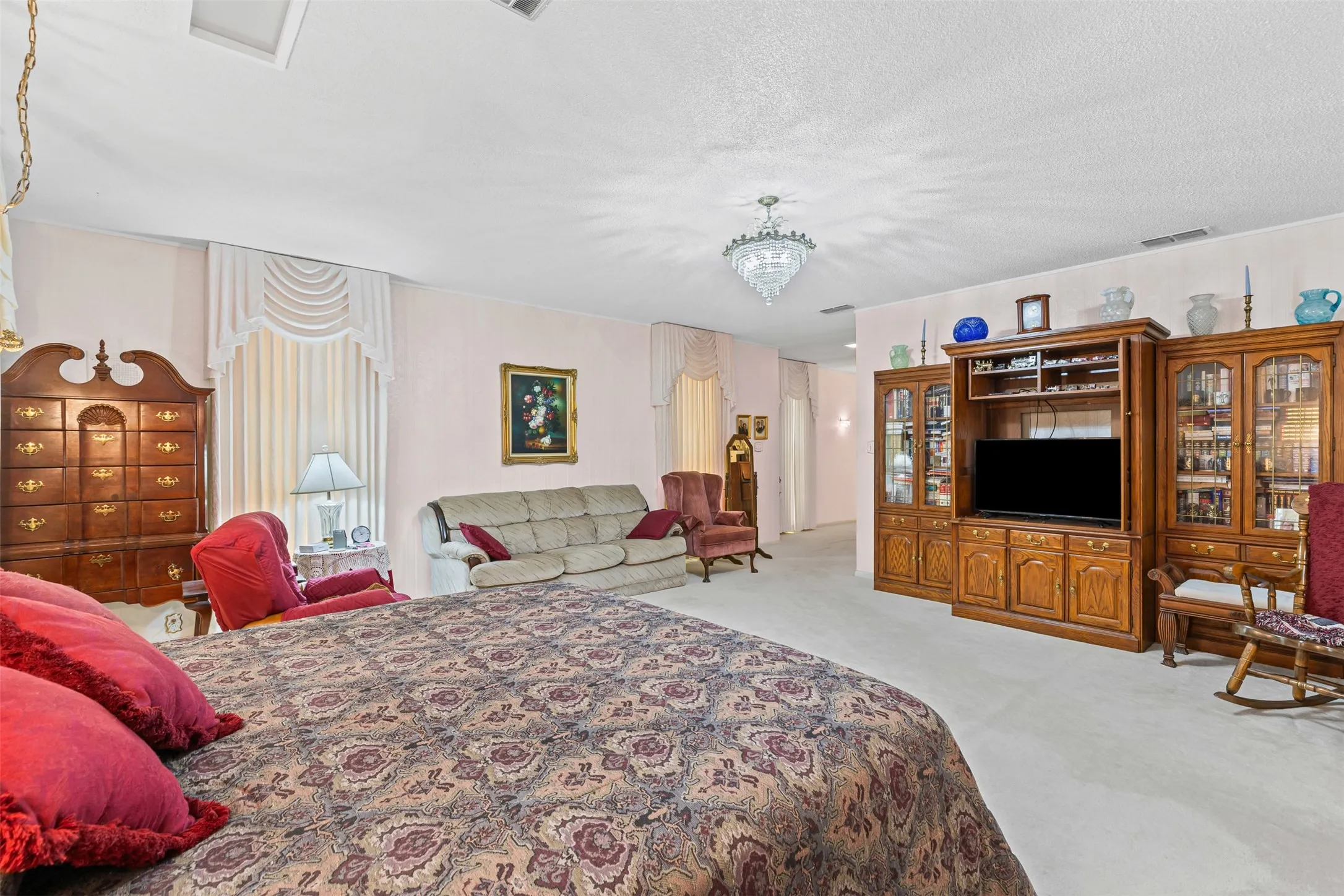 Bedroom featuring carpet flooring and a textured ceiling
