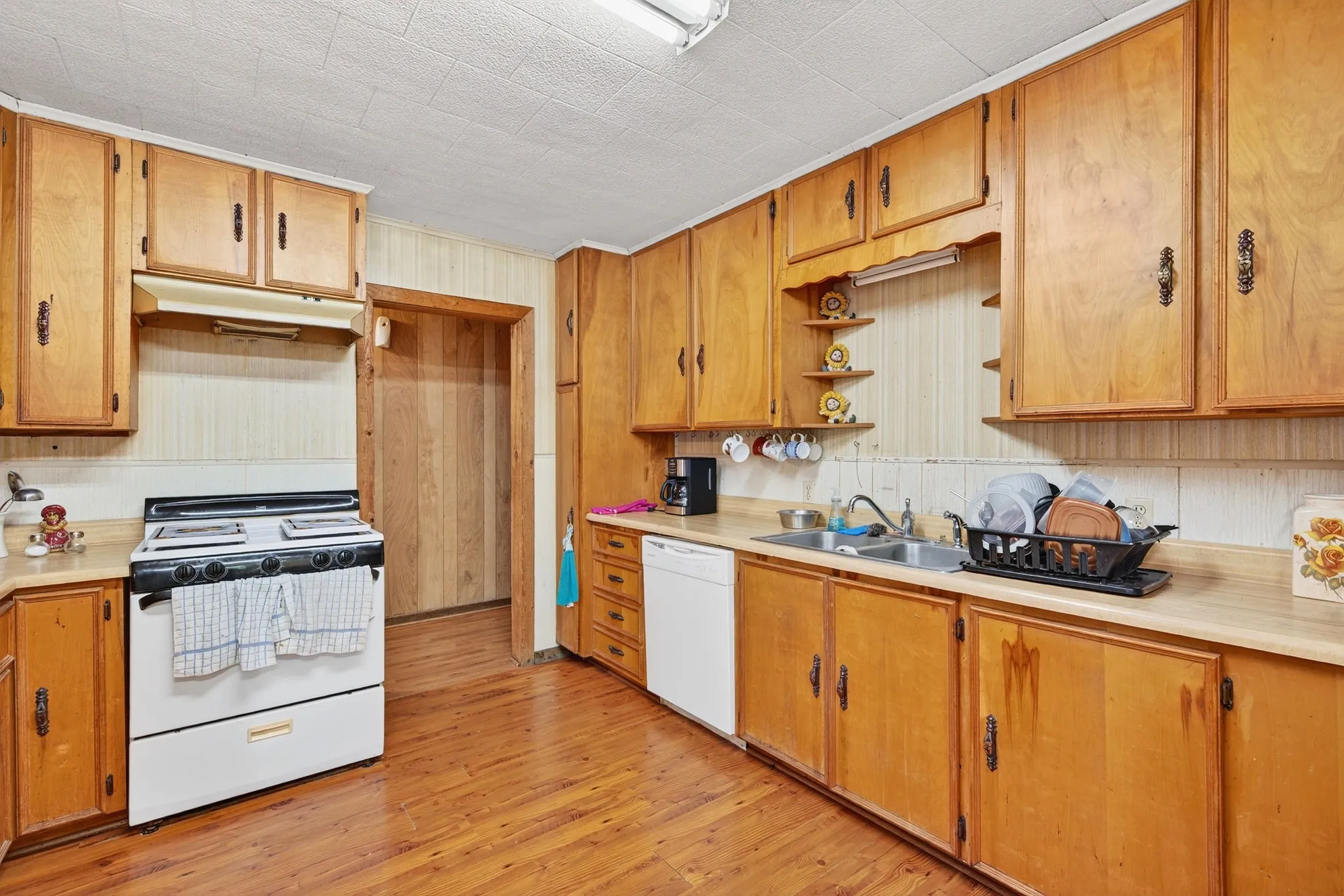 Farm For Sale in Jack County , 8 SW Poteet Road, Bryson, Texas 76427, 4 Bedrooms, 2 Bathrooms, Garage spaces, 1,869 Sqft, built in 1973, Preowned, Price $1,350,000, mls#20996157, Real Estate Agent in Bryson, Homes For Sale in Jack county, Homes For Sale in Bryson, Realtor in Bryson Texas, Real Estate Brokerage Independent Realty Texas, Luminita Cordes Realtor