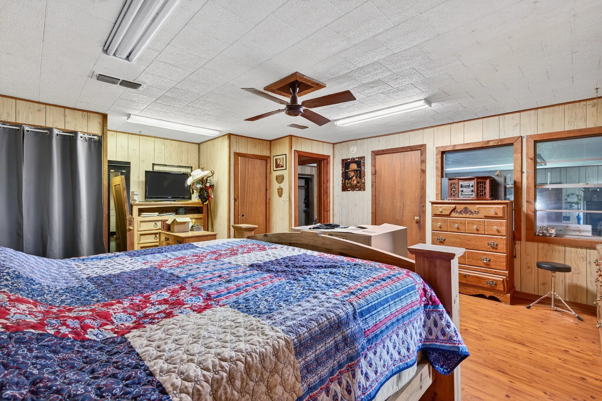 Farm For Sale in Jack County , 8 SW Poteet Road, Bryson, Texas 76427, 4 Bedrooms, 2 Bathrooms, Garage spaces, 1,869 Sqft, built in 1973, Preowned, Price $1,350,000, mls#20996157, Real Estate Agent in Bryson, Homes For Sale in Jack county, Homes For Sale in Bryson, Realtor in Bryson Texas, Real Estate Brokerage Independent Realty Texas, Luminita Cordes Realtor