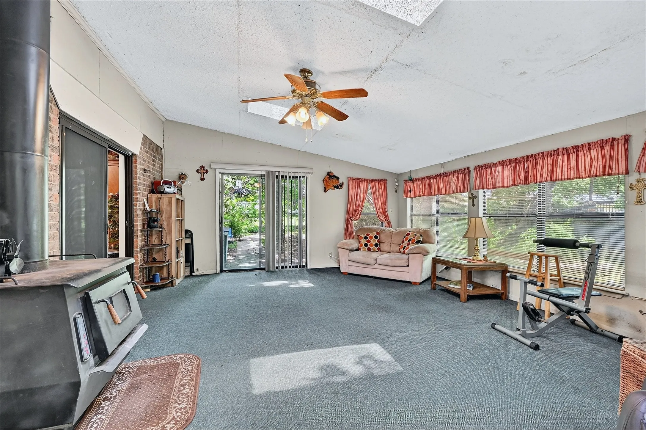 Sunroom / solarium featuring vaulted ceiling