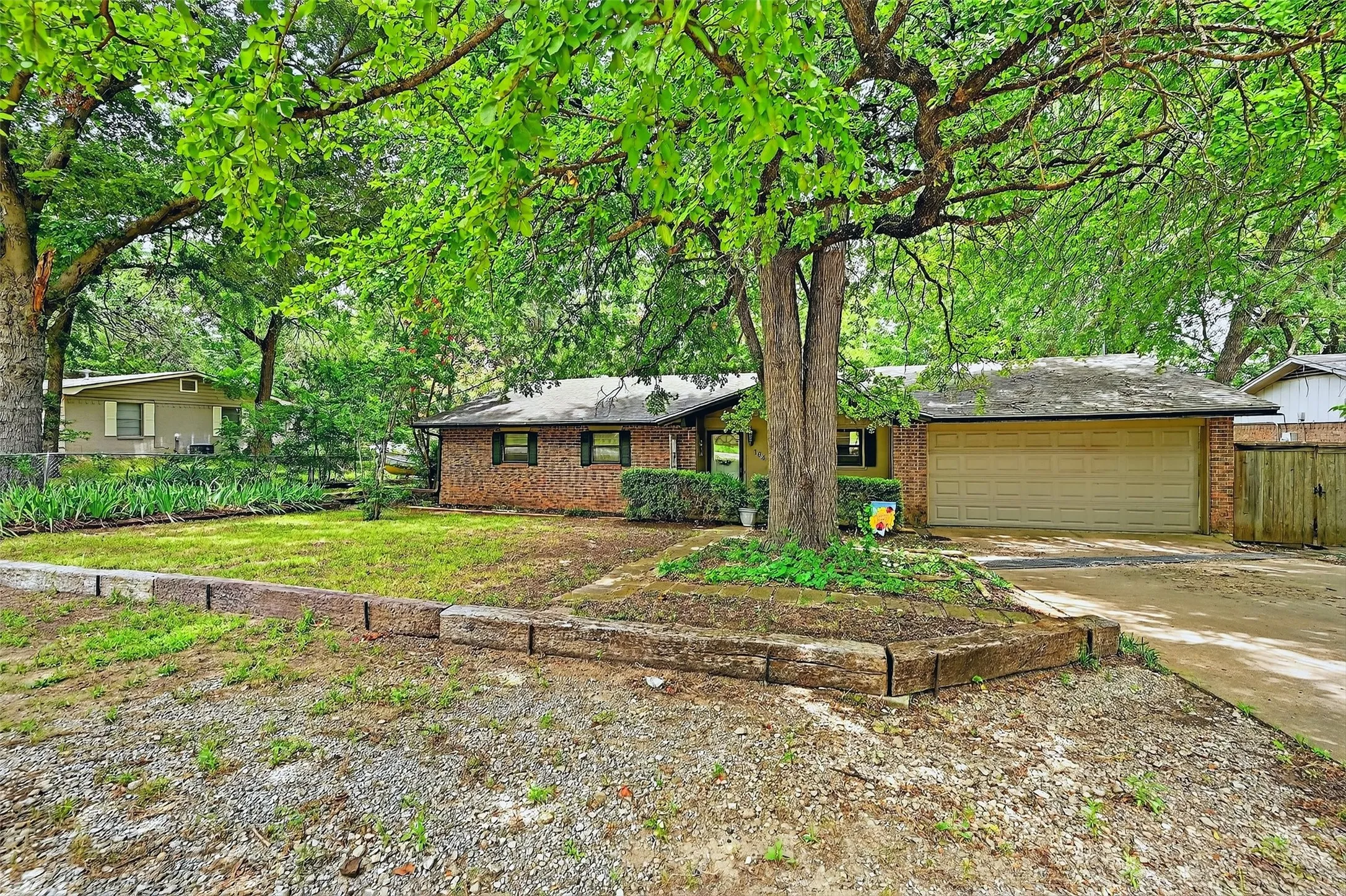 Single Family Residence For Sale in Grayson County , 164 Ash Drive, Denison, Texas 75020, 3 Bedroom, 2 Bathroom, 2 Garage spaces, 1,628 Sqft, built in 1971, Preowned, mls#20994132, Real Estate Agent in Denison, Homes For Sale in Grayson county, Homes For Sale in Denison, Realtor in Denison Texas, Real Estate Brokerage Independent Realty Texas, Luminita Cordes Realtor