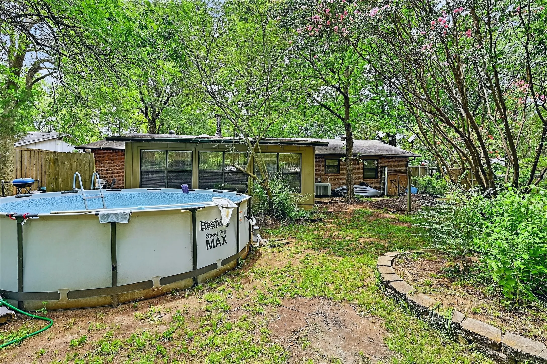Single Family Residence For Sale in Grayson County , 164 Ash Drive, Denison, Texas 75020, 3 Bedroom, 2 Bathroom, 2 Garage spaces, 1,628 Sqft, built in 1971, Preowned, mls#20994132, Real Estate Agent in Denison, Homes For Sale in Grayson county, Homes For Sale in Denison, Realtor in Denison Texas, Real Estate Brokerage Independent Realty Texas, Luminita Cordes Realtor