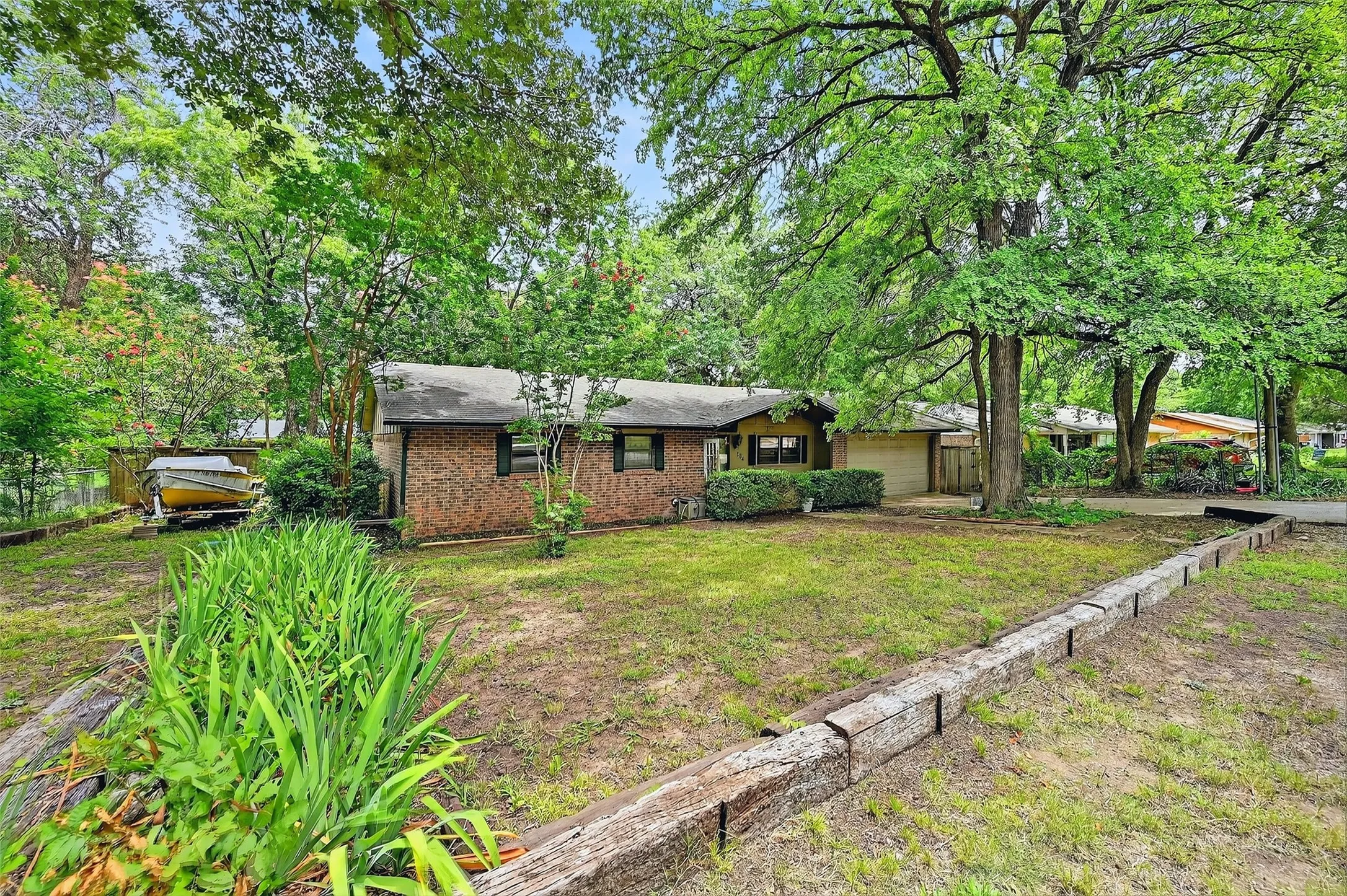 Single Family Residence For Sale in Grayson County , 164 Ash Drive, Denison, Texas 75020, 3 Bedroom, 2 Bathroom, 2 Garage spaces, 1,628 Sqft, built in 1971, Preowned, mls#20994132, Real Estate Agent in Denison, Homes For Sale in Grayson county, Homes For Sale in Denison, Realtor in Denison Texas, Real Estate Brokerage Independent Realty Texas, Luminita Cordes Realtor