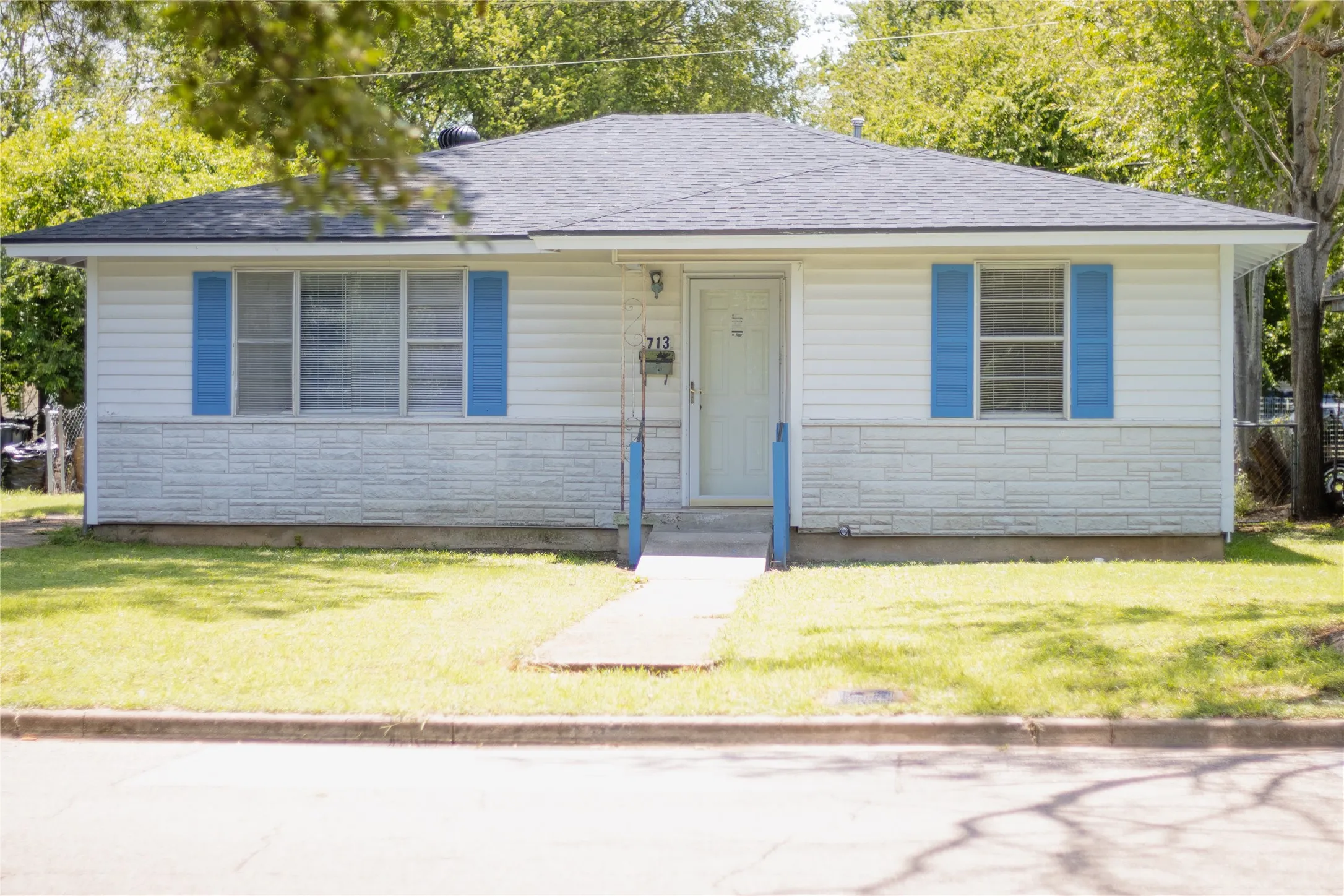 Single Family Residence For Sale in Mc Lennan County , 713 Dunbar Avenue, Waco, Texas 76704, 3 Bedrooms, 1 Bathroom, Garage spaces, 1,212 Sqft, built in 1964, Price $137,000, mls#21000563, Real Estate Agent in Waco, Homes For Sale in Mc Lennan county, Homes For Sale in Waco, Realtor in Waco Texas, Real Estate Brokerage Independent Realty Texas, Luminita Cordes Realtor