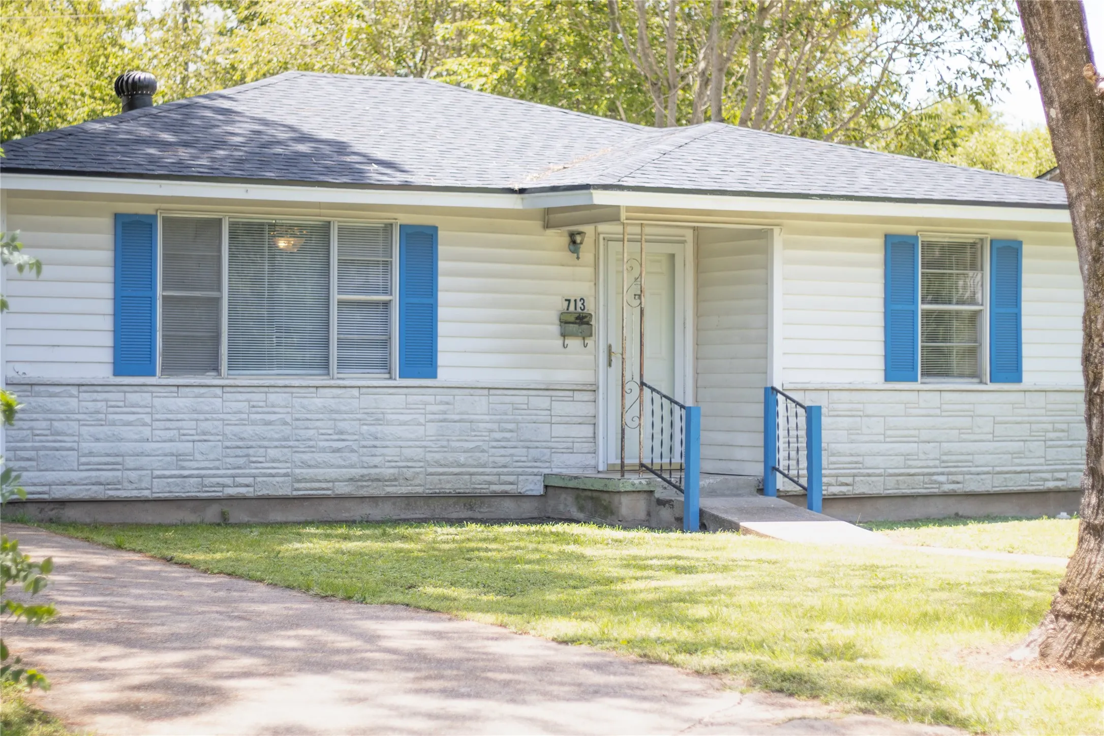 Single Family Residence For Sale in Mc Lennan County , 713 Dunbar Avenue, Waco, Texas 76704, 3 Bedrooms, 1 Bathroom, Garage spaces, 1,212 Sqft, built in 1964, Price $137,000, mls#21000563, Real Estate Agent in Waco, Homes For Sale in Mc Lennan county, Homes For Sale in Waco, Realtor in Waco Texas, Real Estate Brokerage Independent Realty Texas, Luminita Cordes Realtor