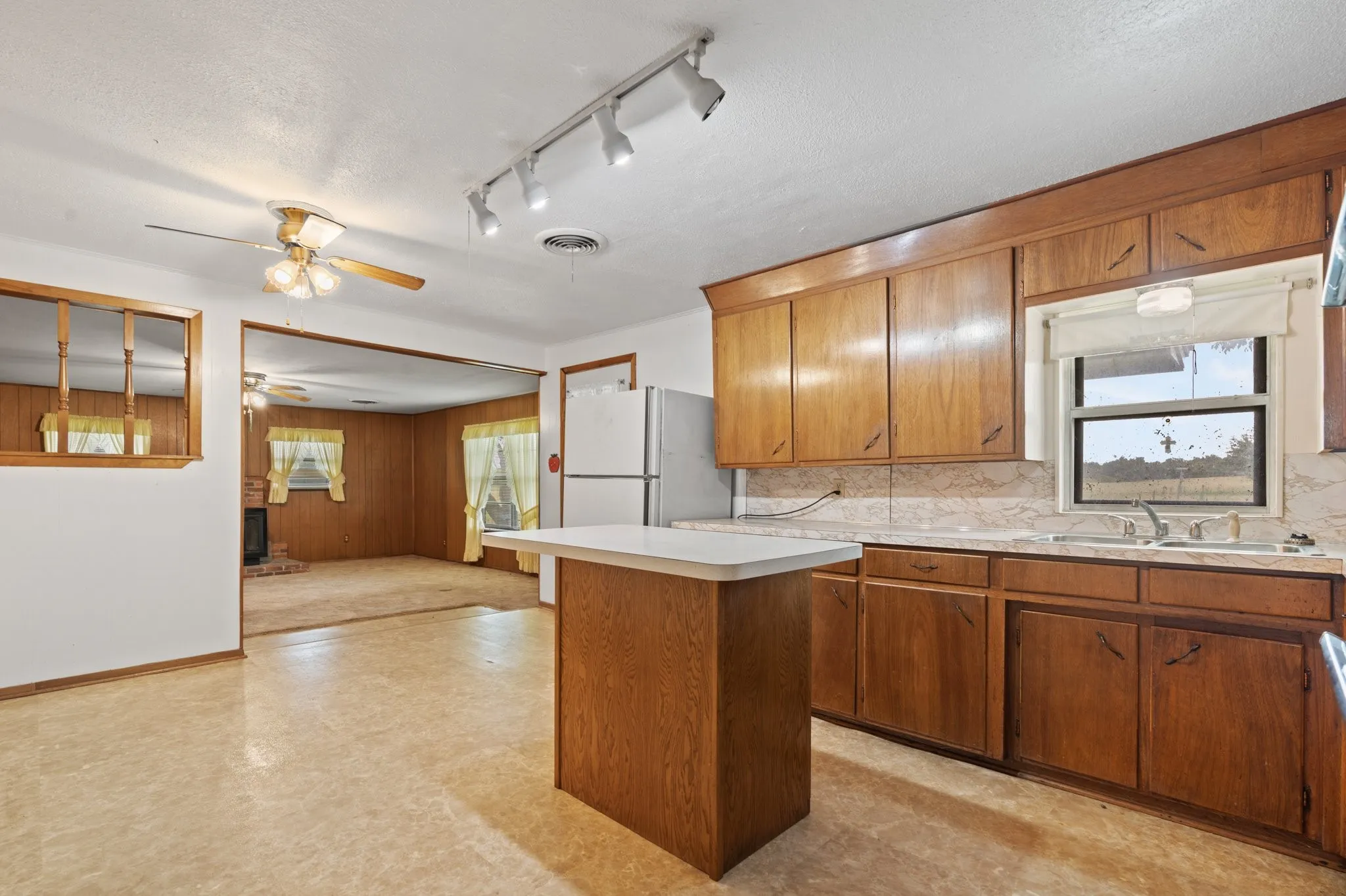 Single Family Residence For Sale in Johnson County , 3501 County Road 312, Cleburne, Texas 76031, 2 Bedroom, 2 Bathroom, Garage spaces, 1,672 Sqft, built in 1975, Preowned, mls#21001367, Real Estate Agent in Cleburne, Homes For Sale in Johnson county, Homes For Sale in Cleburne, Realtor in Cleburne Texas, Real Estate Brokerage Independent Realty Texas, Luminita Cordes Realtor