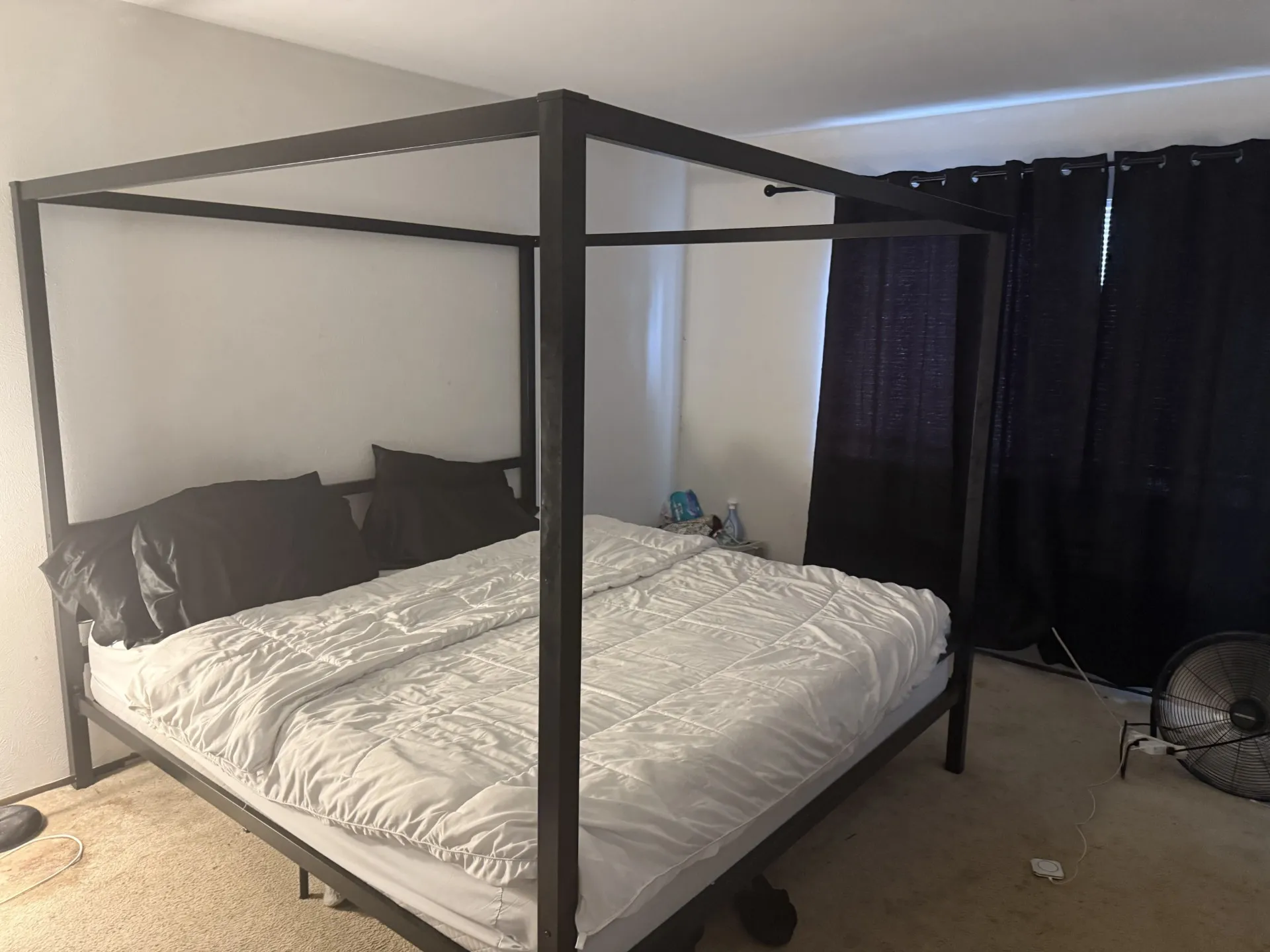 Bedroom with carpet