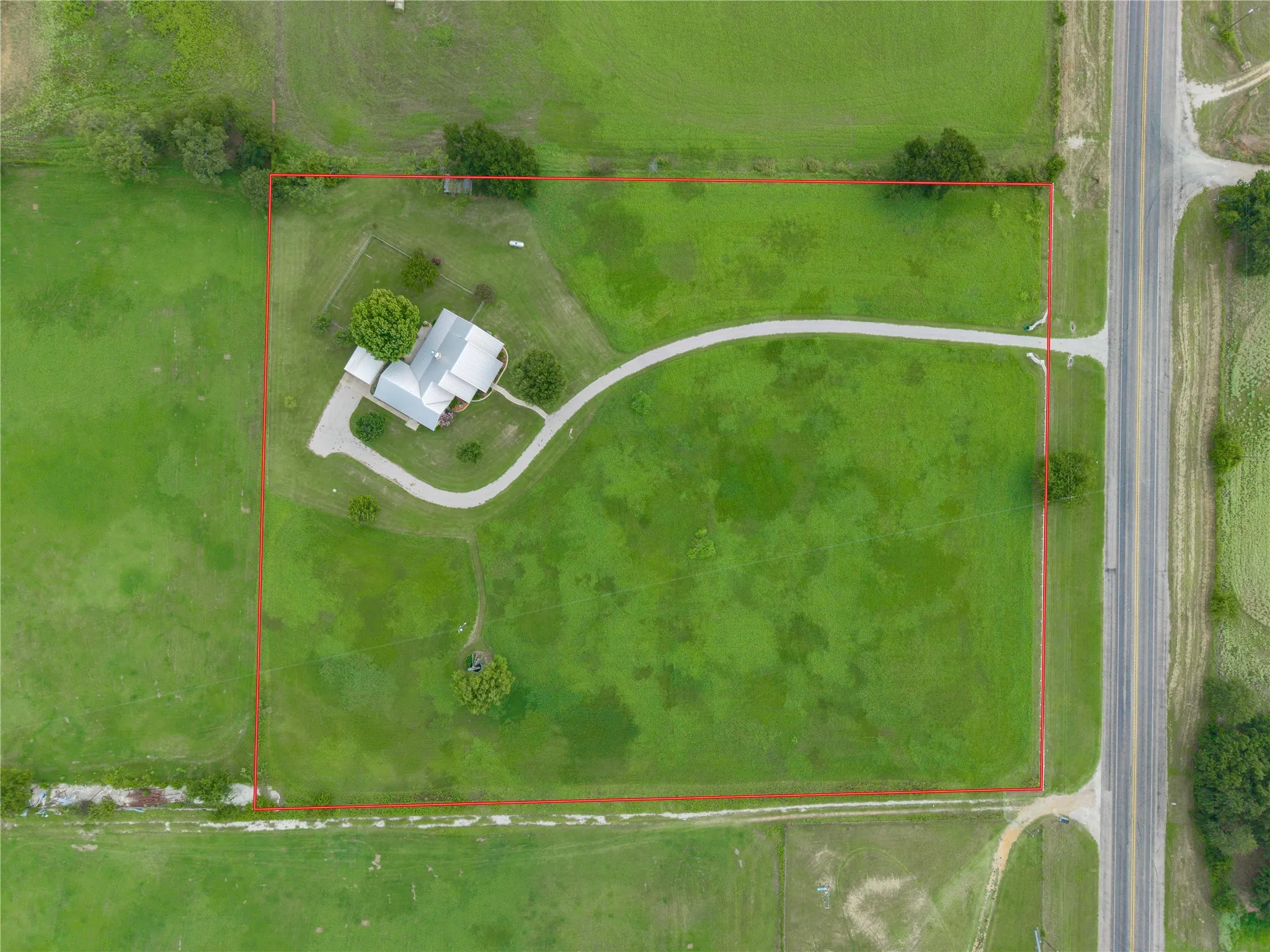 Single Family Residence For Sale in Comanche County , 8430 Highway 16, De Leon, Texas 76444, 3 Bedroom, 3 Bathroom, Garage spaces, 2,709 Sqft, built in 2003, Preowned, mls#21000807, Real Estate Agent in De Leon, Homes For Sale in Comanche county, Homes For Sale in De Leon, Realtor in De Leon Texas, Real Estate Brokerage Independent Realty Texas, Luminita Cordes Realtor